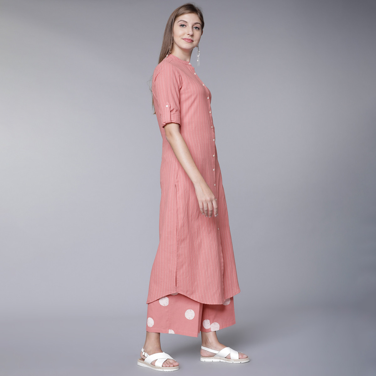 مجموعة من قطعتين كورتا للنساء مخططة برقبة ماندارين بلون وردي مع بالازو من فيشوده-women-clothing-ethnicwear-salwarsuits-image-4