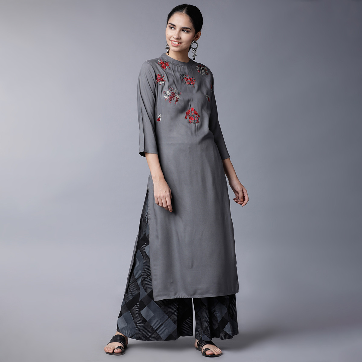 مجموعة من قطعتين كورتا للنساء مطرزة بلون رمادي مع بالازو من فيشوده -women-clothing-ethnicwear-salwarsuits-image-1