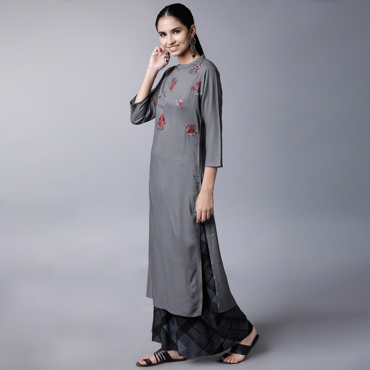 مجموعة من قطعتين كورتا للنساء مطرزة بلون رمادي مع بالازو من فيشوده -women-clothing-ethnicwear-salwarsuits-image-2