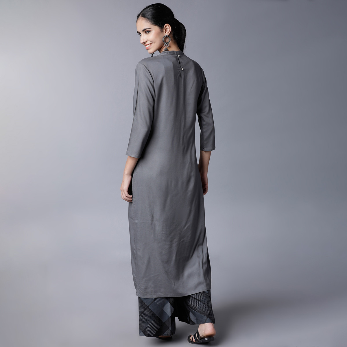 مجموعة من قطعتين كورتا للنساء مطرزة بلون رمادي مع بالازو من فيشوده -women-clothing-ethnicwear-salwarsuits-image-3