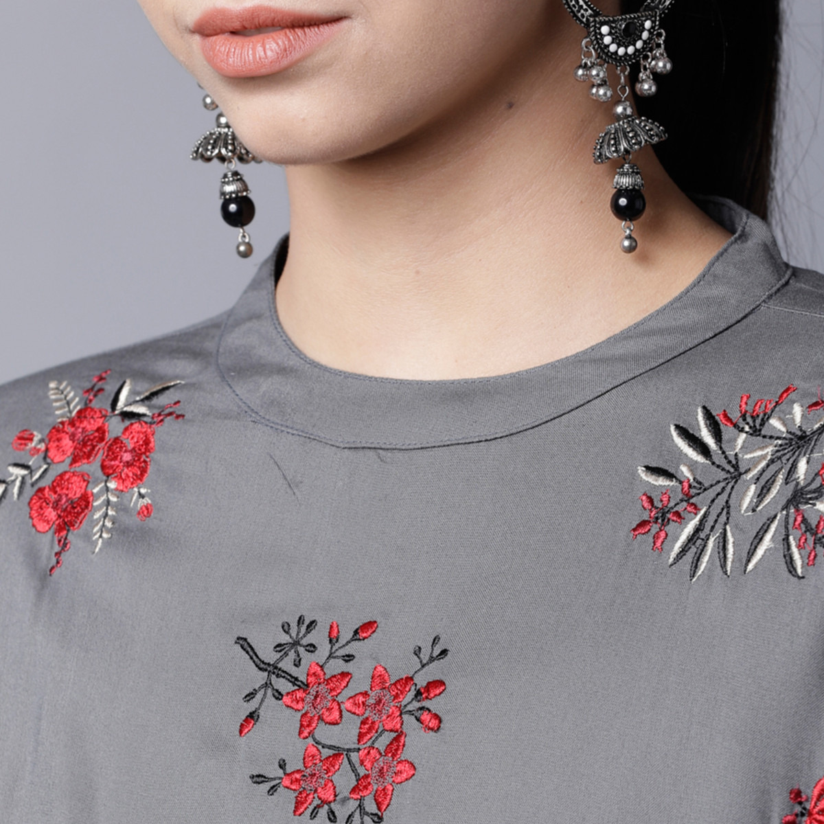 مجموعة من قطعتين كورتا للنساء مطرزة بلون رمادي مع بالازو من فيشوده -women-clothing-ethnicwear-salwarsuits-image-4