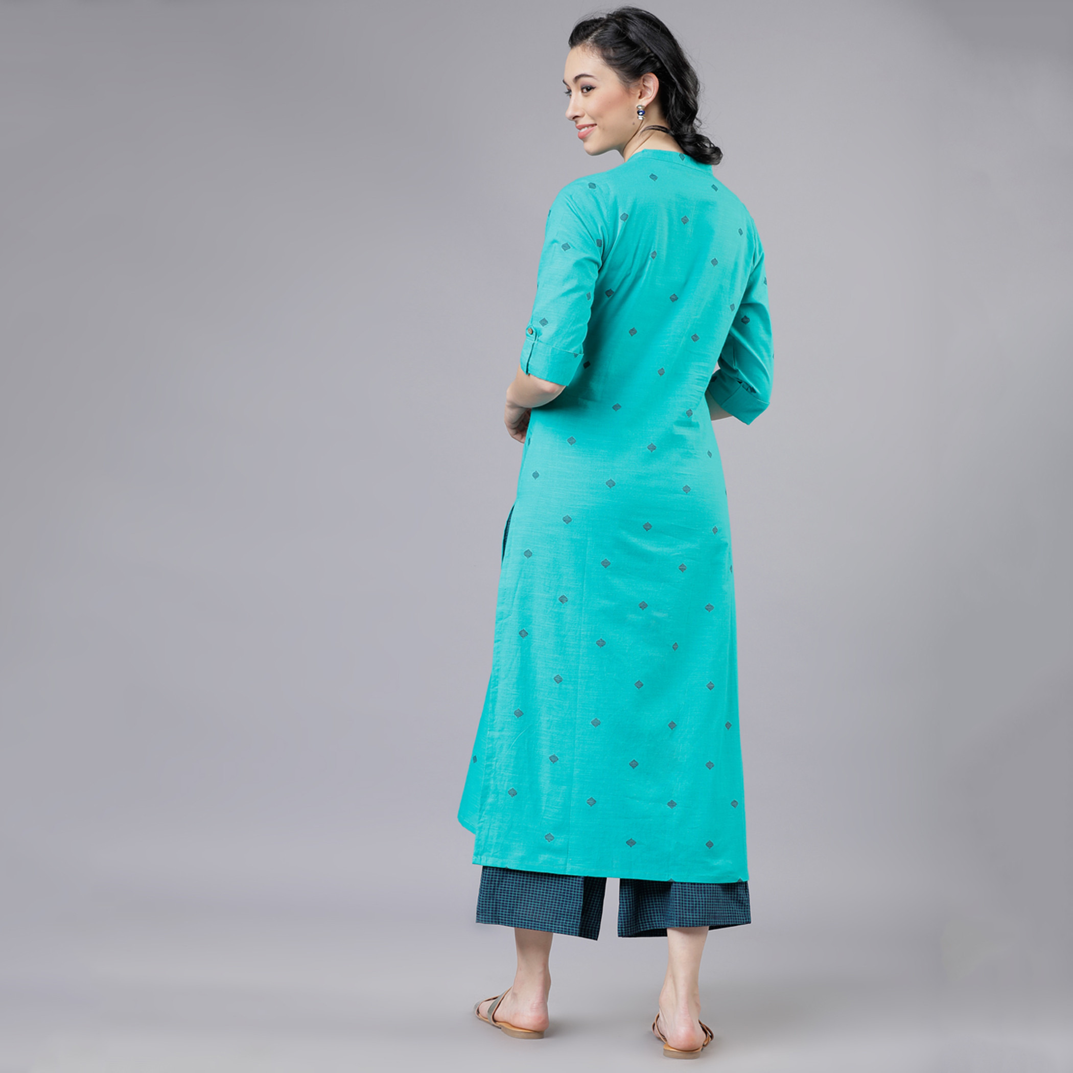مجموعة من قطعتين كورتا للنساء مطبوعة برقبة ماندارين بلون أزرق مع بالازو من فيشوده-women-clothing-ethnicwear-salwarsuits-image-3