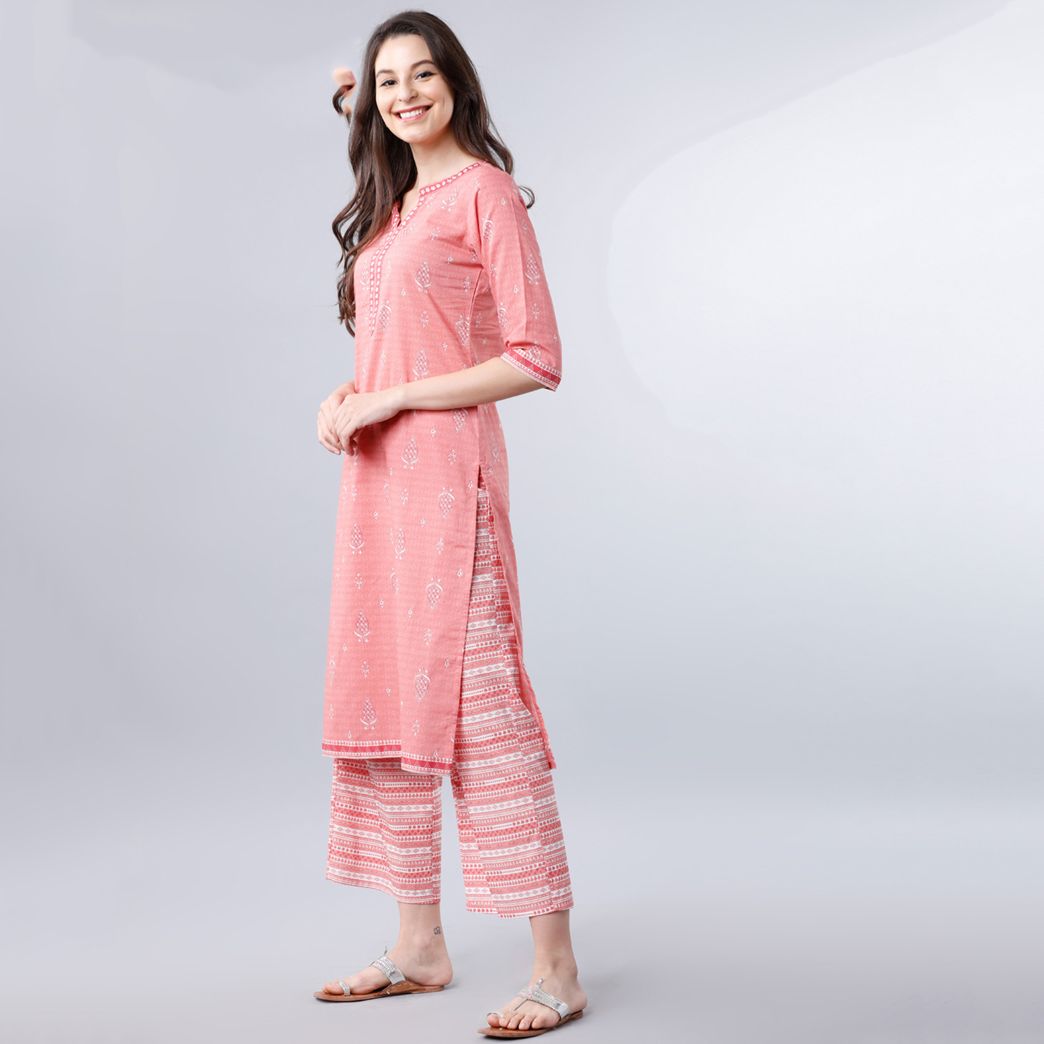 مجموعة من قطعتين كورتا للنساء مطبوعة برقبة من الشق بلون وردي مع بالازو من فيشوده-women-clothing-ethnicwear-salwarsuits-image-2