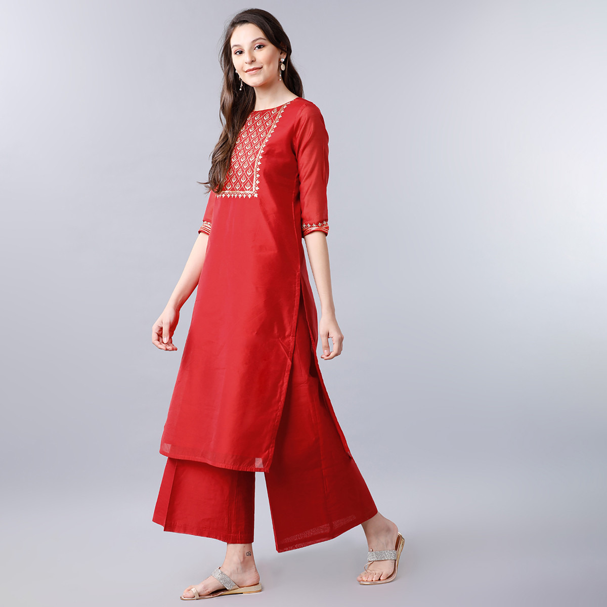 مجموعة من قطعتين كورتا مستقيمة برقبة دائرية مطرزة بلون أحمر للنساء مع بالازو من فيشوده-women-clothing-ethnicwear-salwarsuits-image-2