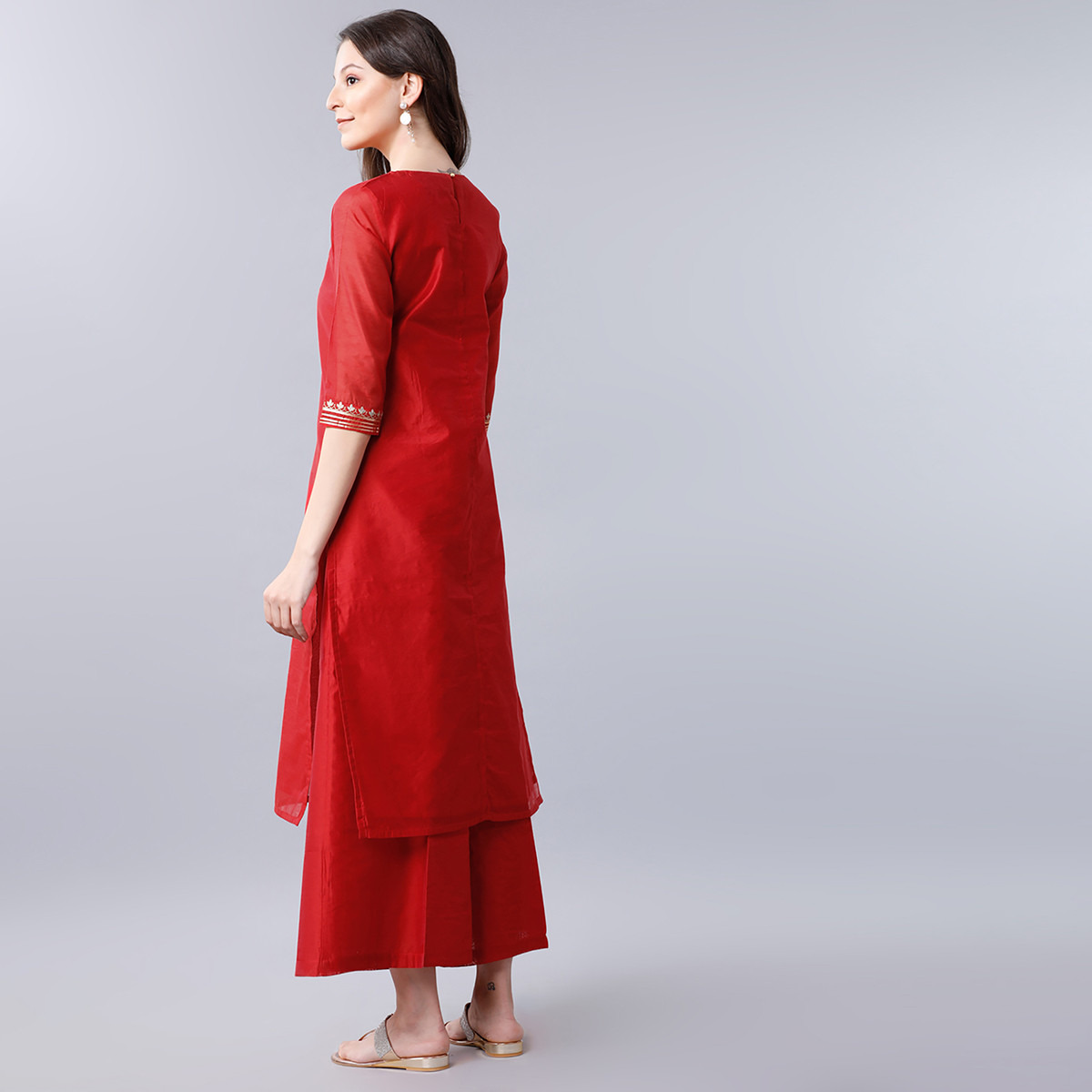 مجموعة من قطعتين كورتا مستقيمة برقبة دائرية مطرزة بلون أحمر للنساء مع بالازو من فيشوده-women-clothing-ethnicwear-salwarsuits-image-3