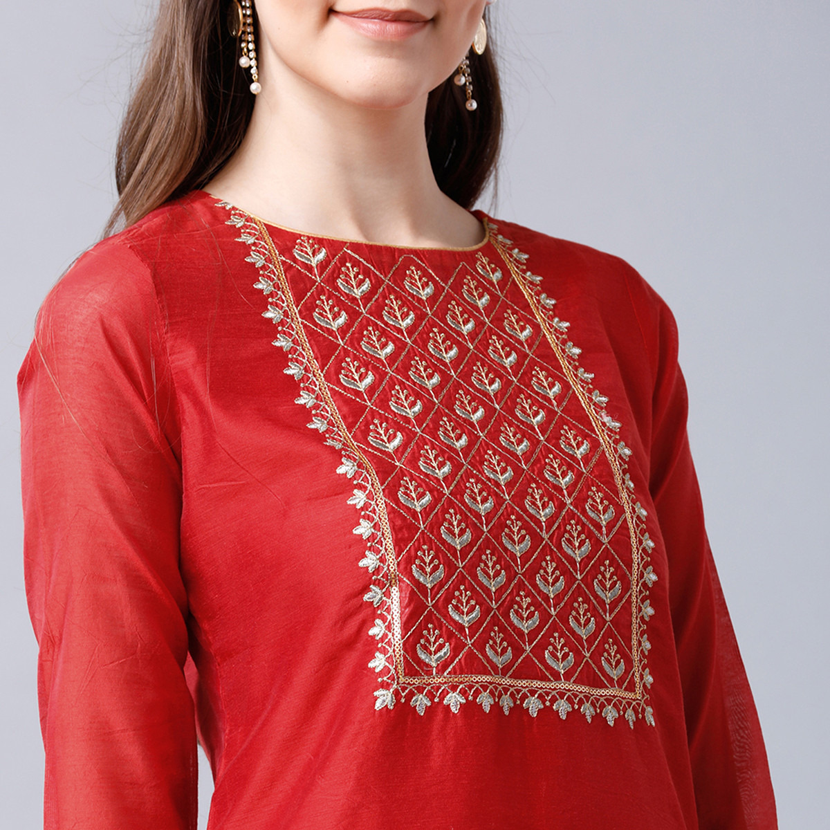 مجموعة من قطعتين كورتا مستقيمة برقبة دائرية مطرزة بلون أحمر للنساء مع بالازو من فيشوده-women-clothing-ethnicwear-salwarsuits-image-4