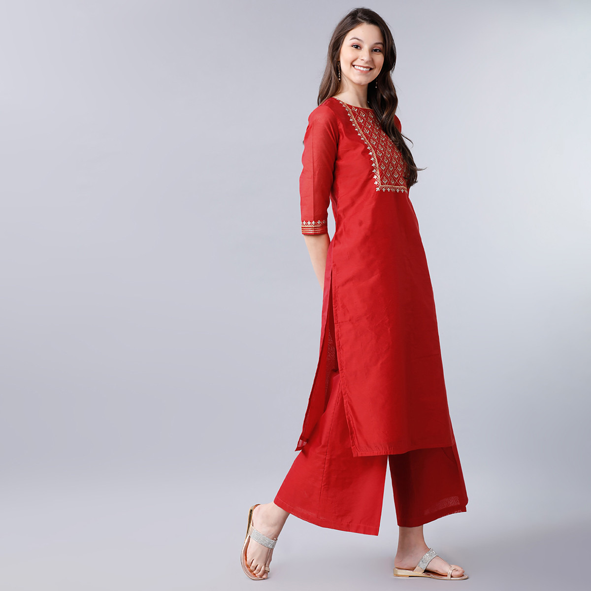 مجموعة من قطعتين كورتا مستقيمة برقبة دائرية مطرزة بلون أحمر للنساء مع بالازو من فيشوده-women-clothing-ethnicwear-salwarsuits-image-5