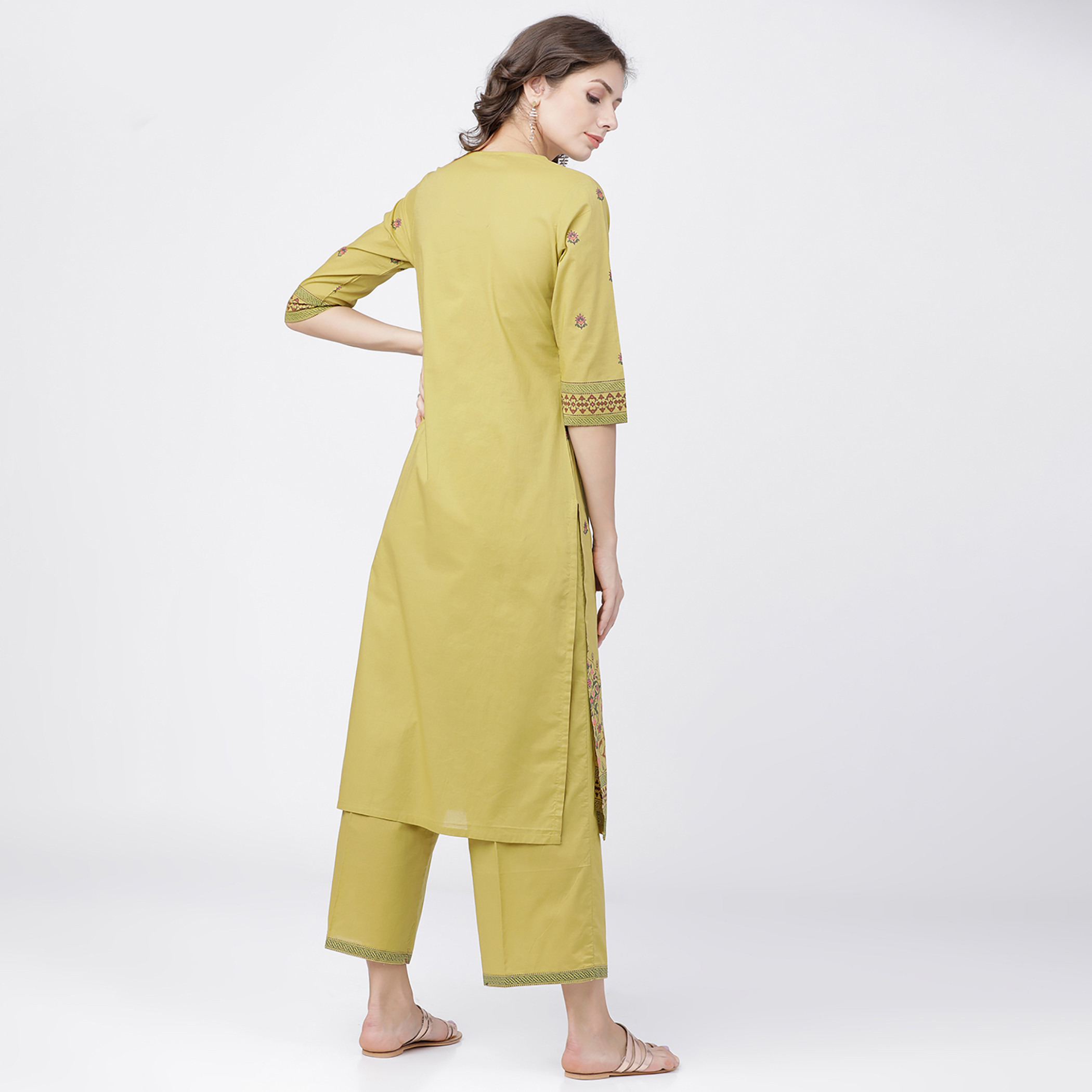 مجموعة من قطعتين كورتا مطبوع مع بنطلون بالازو حريمي من فيشوده-women-clothing-ethnicwear-salwarsuits-image-3