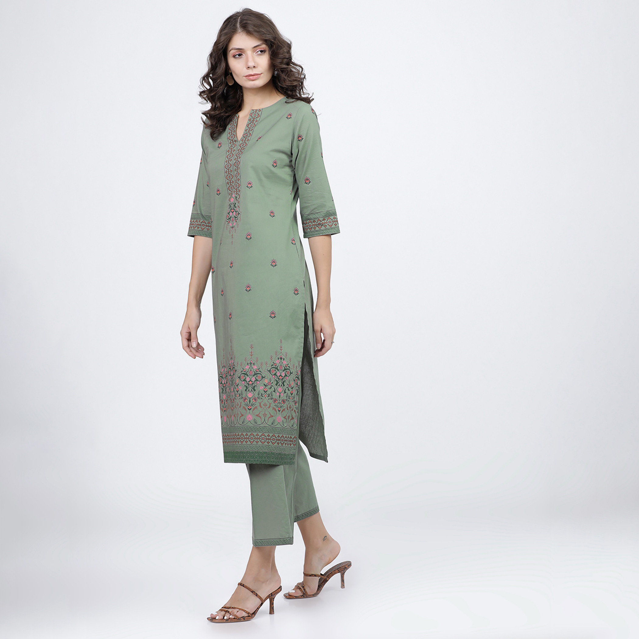 مجموعة من قطعتين كورتا مطبوع مع بنطلون بالازو حريمي من فيشوده-women-clothing-ethnicwear-salwarsuits-image-2