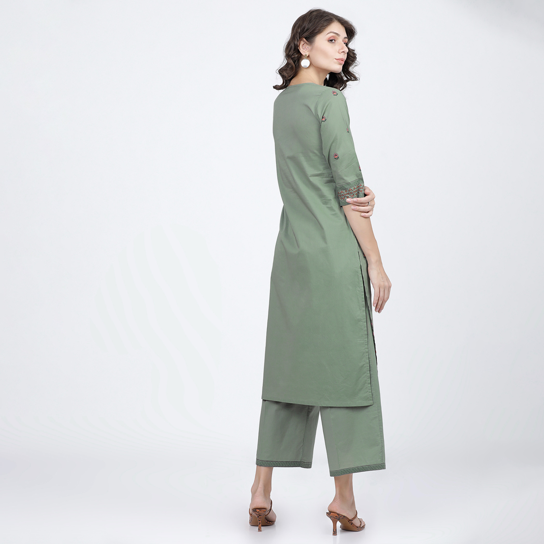 مجموعة من قطعتين كورتا مطبوع مع بنطلون بالازو حريمي من فيشوده-women-clothing-ethnicwear-salwarsuits-image-3