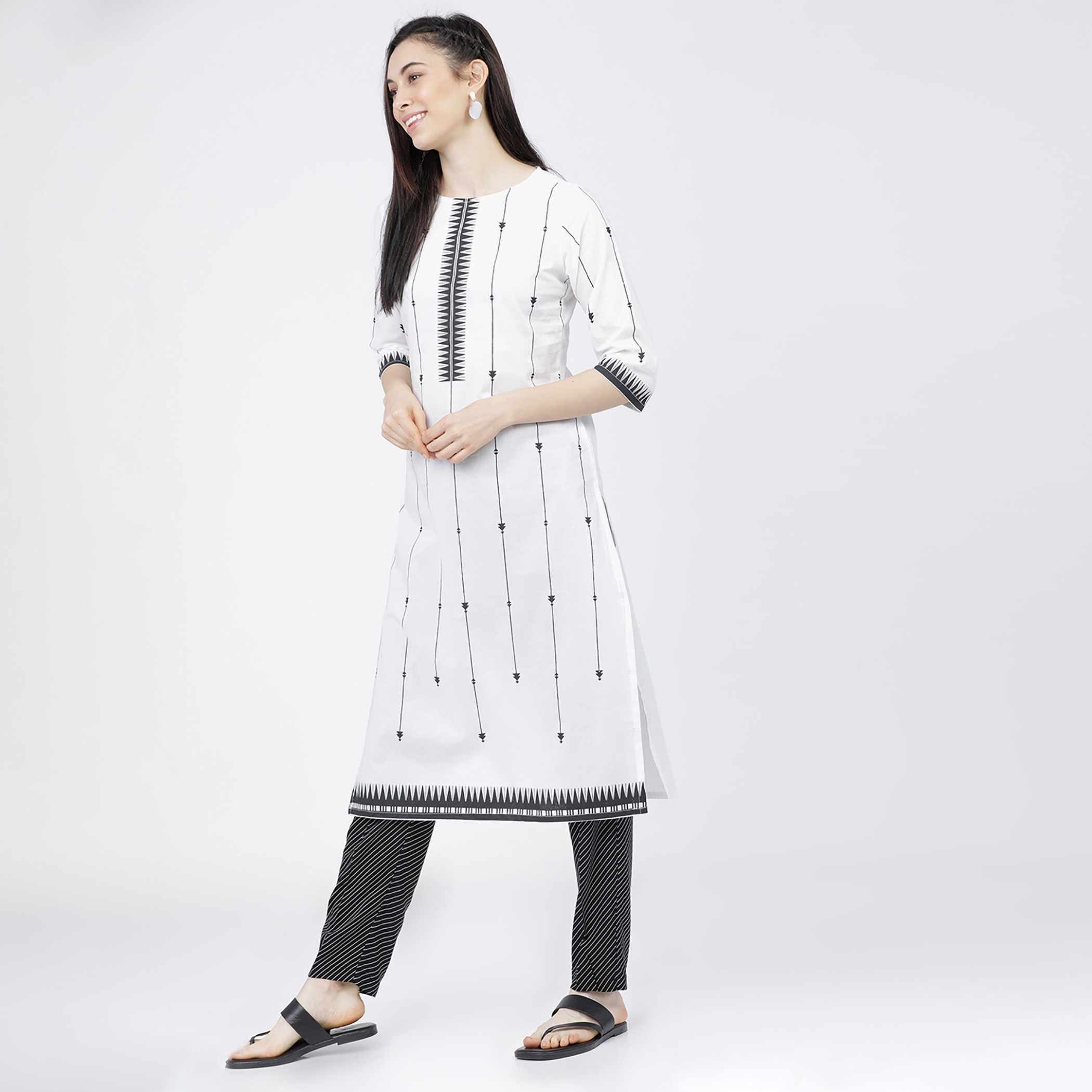 مجموعة من قطعتين كورتا مطبوع مع بنطلون حريمي من فيشوده -women-clothing-ethnicwear-salwarsuits-image-2