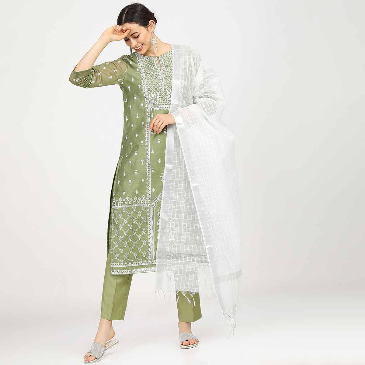 مجموعة من 3 قطعات كورتا مستقيم مطرز مع بنطلون بالازو ودوباتا بلون أخضر من فيشوده -women-clothing-ethnicwear-salwarsuits-image-1