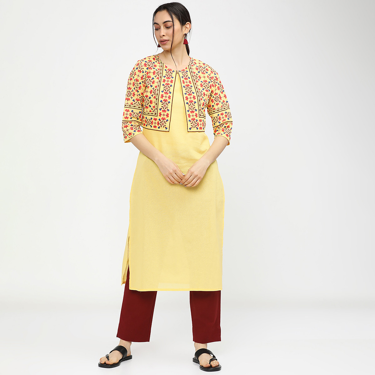 مجموعة من 3 قطعات كورتا دون أكمام للنساء مطبوعة باللون الأصفر مع جاكيت عرقي من فيشوده-women-clothing-ethnicwear-salwarsuits-image-1