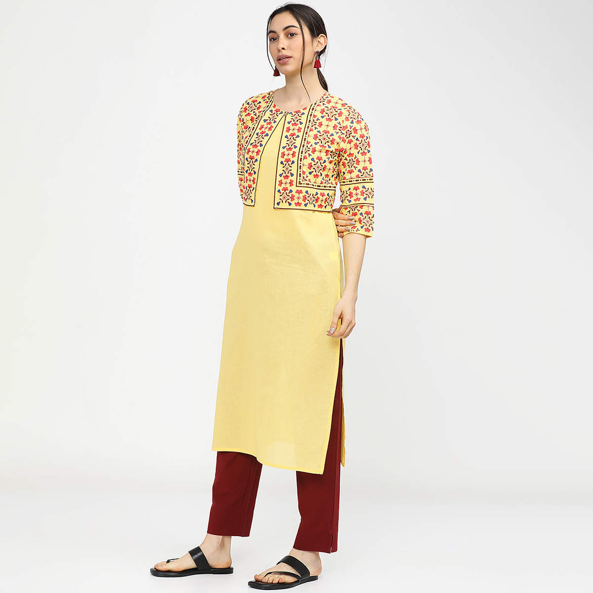 مجموعة من 3 قطعات كورتا دون أكمام للنساء مطبوعة باللون الأصفر مع جاكيت عرقي من فيشوده-women-clothing-ethnicwear-salwarsuits-image-2