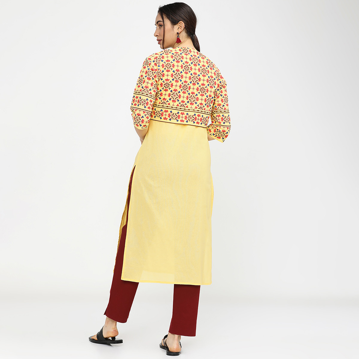 مجموعة من 3 قطعات كورتا دون أكمام للنساء مطبوعة باللون الأصفر مع جاكيت عرقي من فيشوده-women-clothing-ethnicwear-salwarsuits-image-3