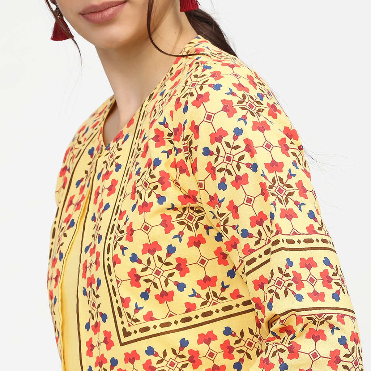 مجموعة من 3 قطعات كورتا دون أكمام للنساء مطبوعة باللون الأصفر مع جاكيت عرقي من فيشوده-women-clothing-ethnicwear-salwarsuits-image-4