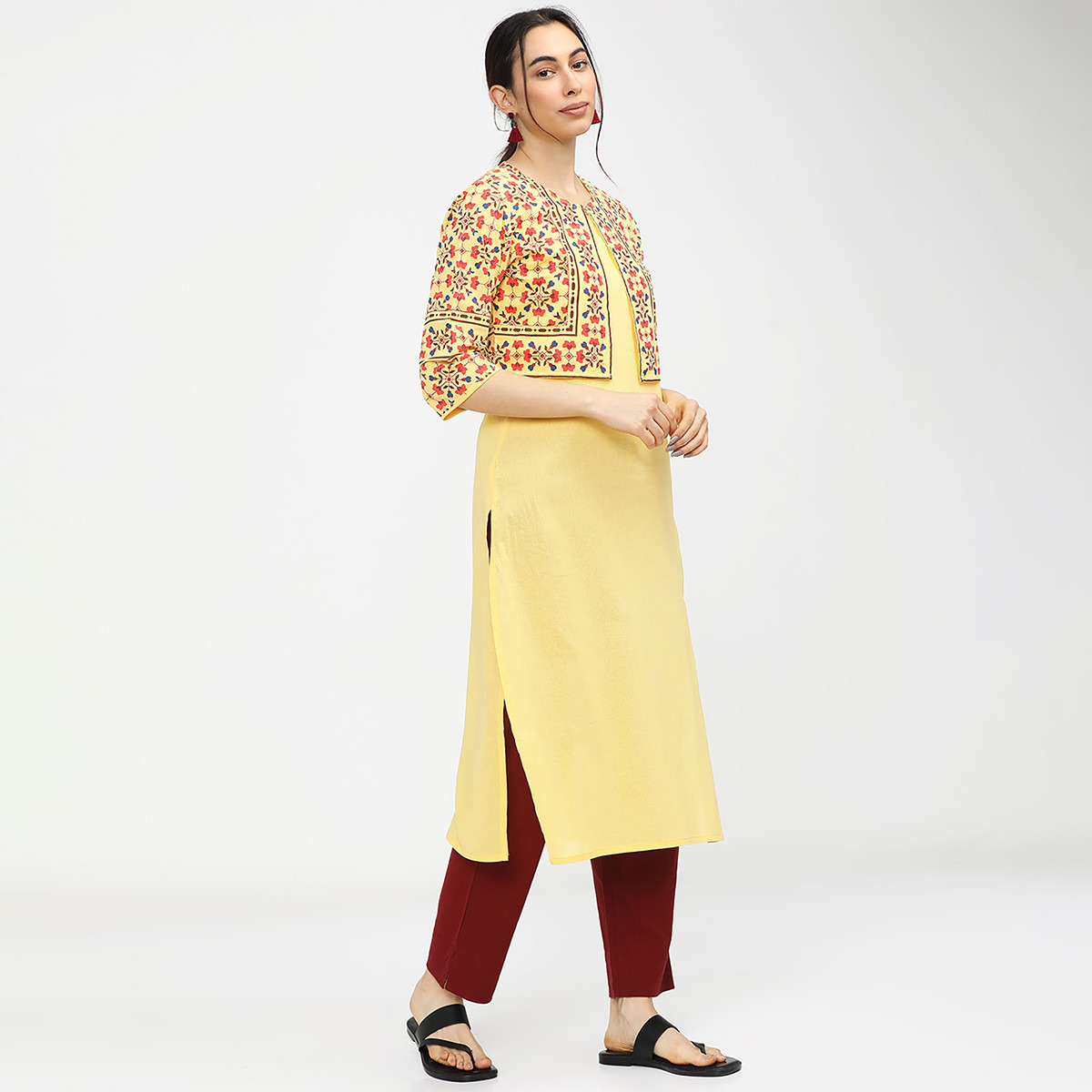 مجموعة من 3 قطعات كورتا دون أكمام للنساء مطبوعة باللون الأصفر مع جاكيت عرقي من فيشوده-women-clothing-ethnicwear-salwarsuits-image-5