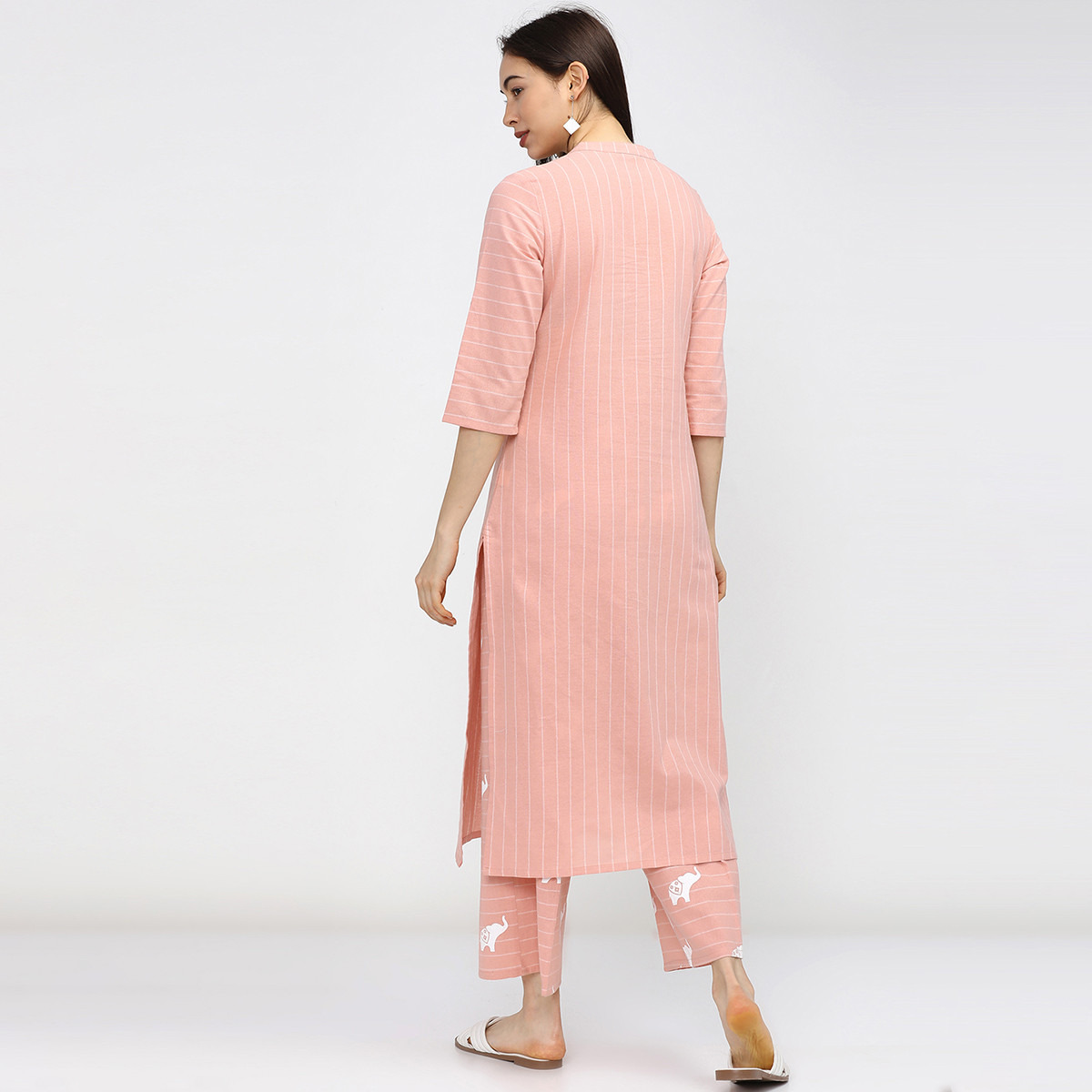 مجموعة من قطعتين كورتا للنساء مطبوعة برقبة ماندارين بلون قرنفلي مع بالازو حريمي من فيشوده -women-clothing-ethnicwear-salwarsuits-image-3