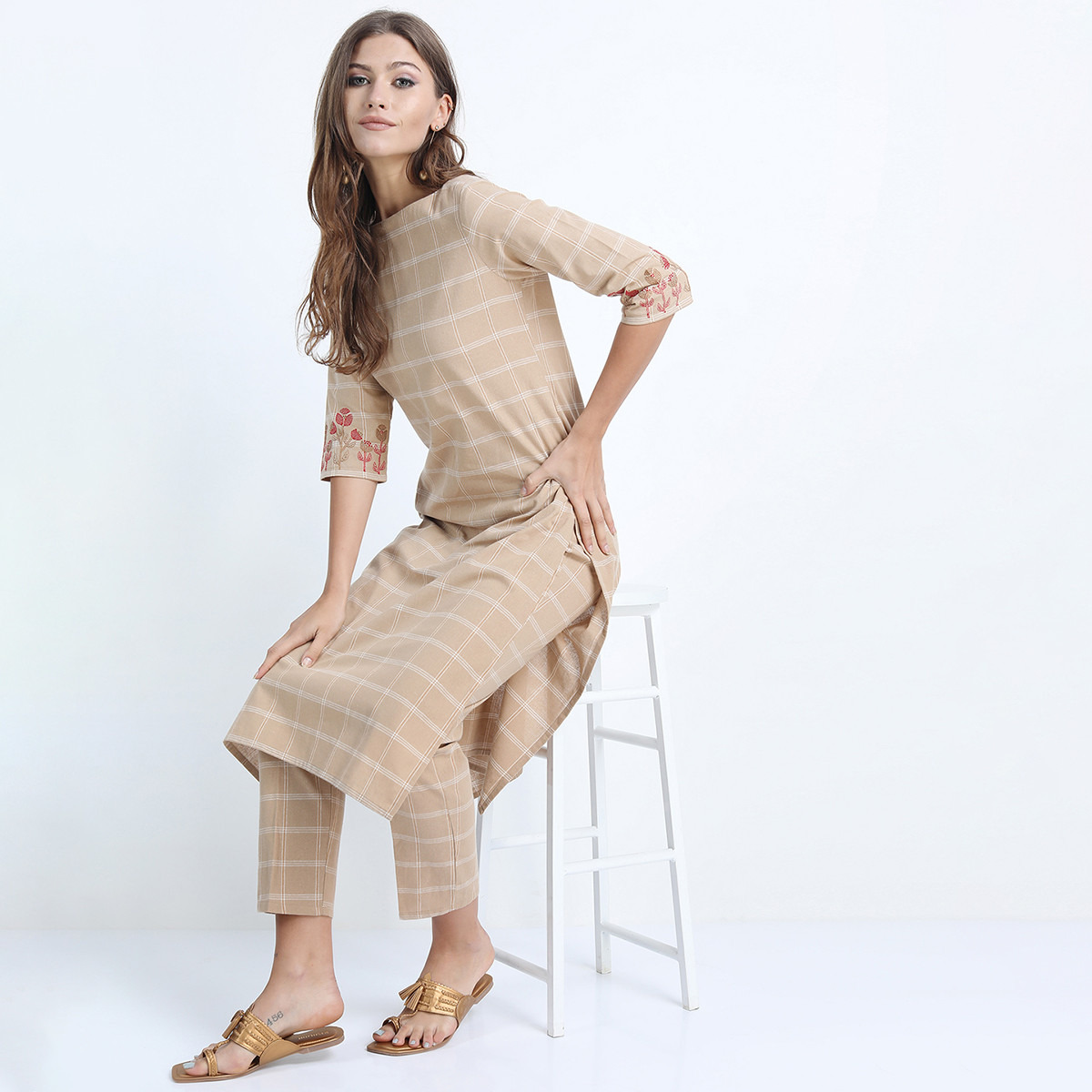 مجموعة من قطعتين كورتا وبنطلون بياقة مستديرة مربعات بلون البني الفاتح من فيشوده-women-clothing-ethnicwear-salwarsuits-image-1