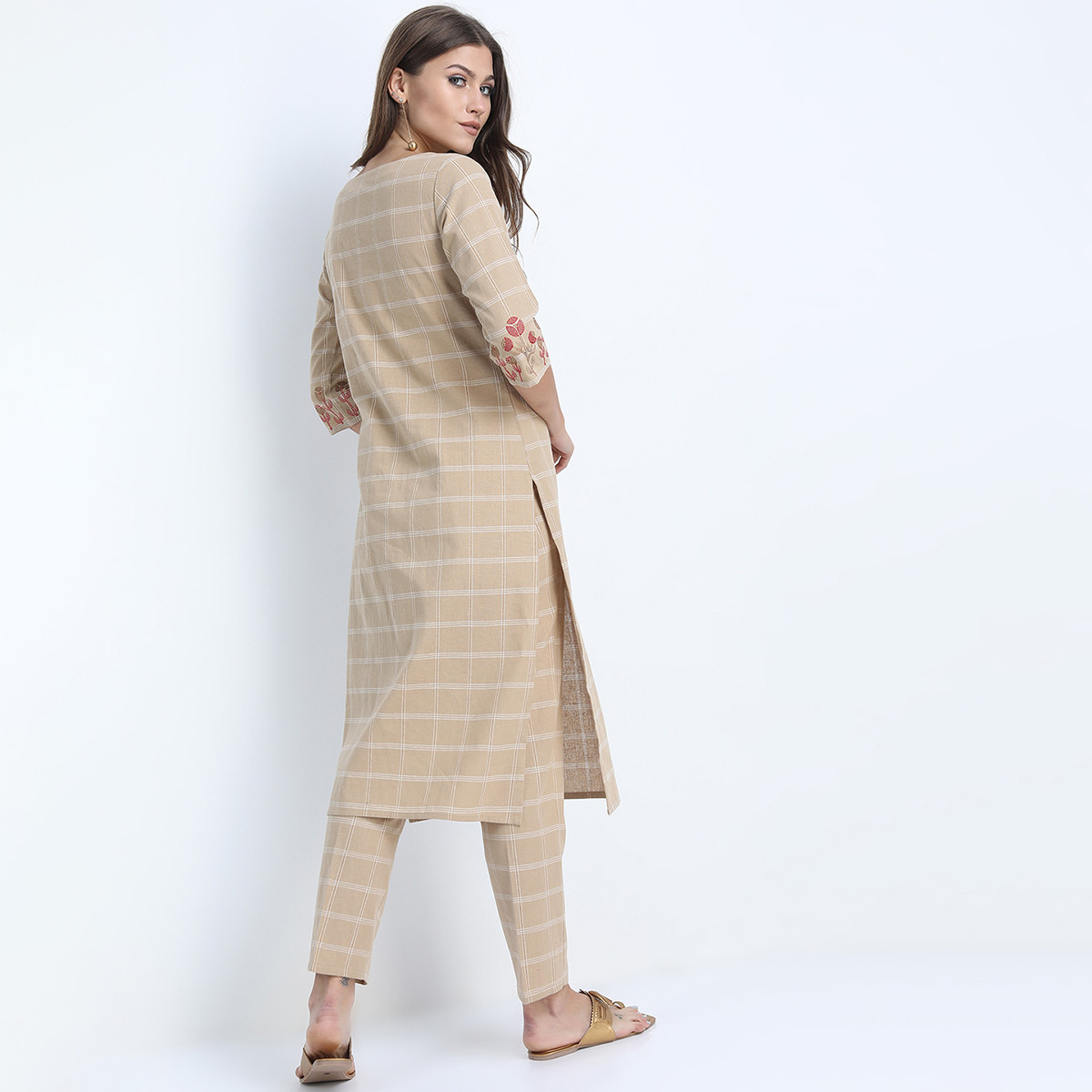 مجموعة من قطعتين كورتا وبنطلون بياقة مستديرة مربعات بلون البني الفاتح من فيشوده-women-clothing-ethnicwear-salwarsuits-image-3