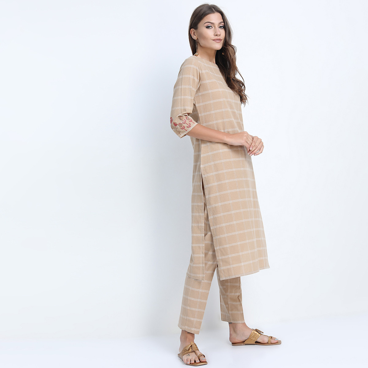 مجموعة من قطعتين كورتا وبنطلون بياقة مستديرة مربعات بلون البني الفاتح من فيشوده-women-clothing-ethnicwear-salwarsuits-image-5