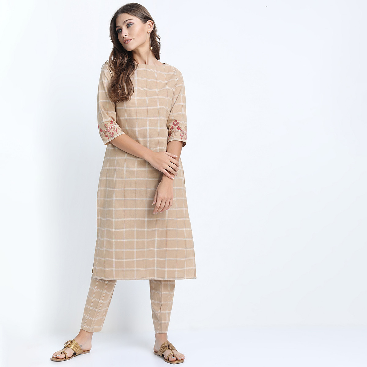 مجموعة من قطعتين كورتا وبنطلون بياقة مستديرة مربعات بلون البني الفاتح من فيشوده-women-clothing-ethnicwear-salwarsuits-image-7