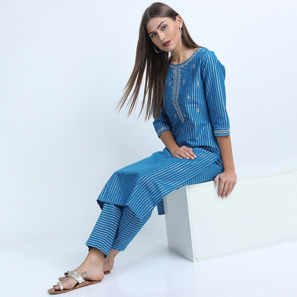 مجموعة من قطعتين كورتا وبنطلون بياقة مستديرة مربعات بلون الأزرق من فيشوده-women-clothing-ethnicwear-salwarsuits-image-1
