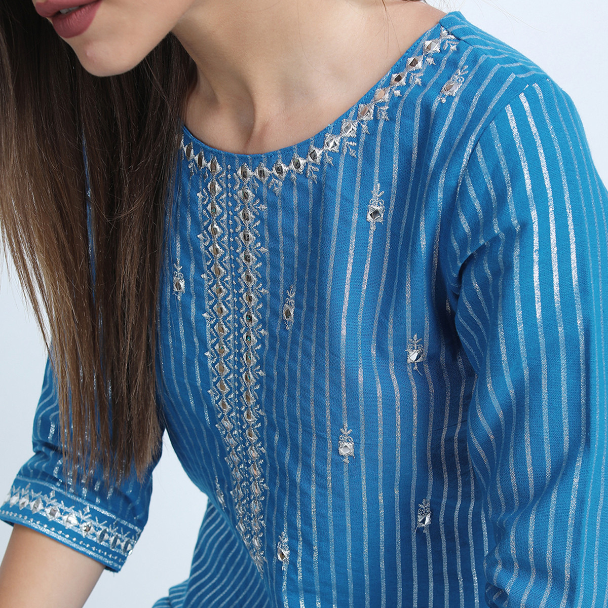 مجموعة من قطعتين كورتا وبنطلون بياقة مستديرة مربعات بلون الأزرق من فيشوده-women-clothing-ethnicwear-salwarsuits-image-4