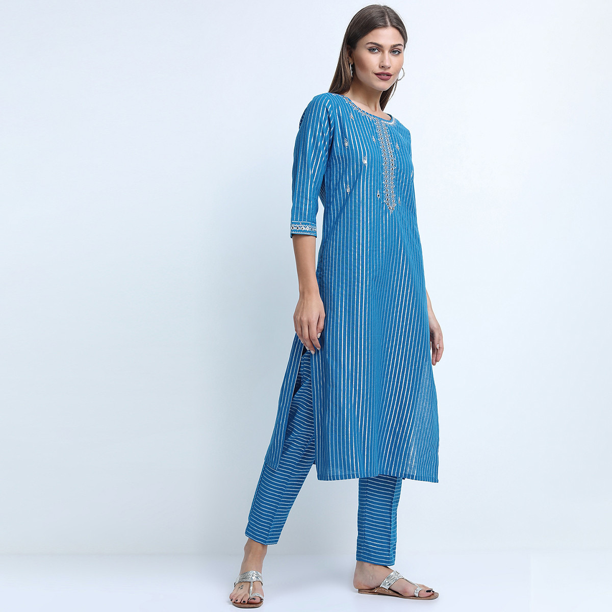 مجموعة من قطعتين كورتا وبنطلون بياقة مستديرة مربعات بلون الأزرق من فيشوده-women-clothing-ethnicwear-salwarsuits-image-5