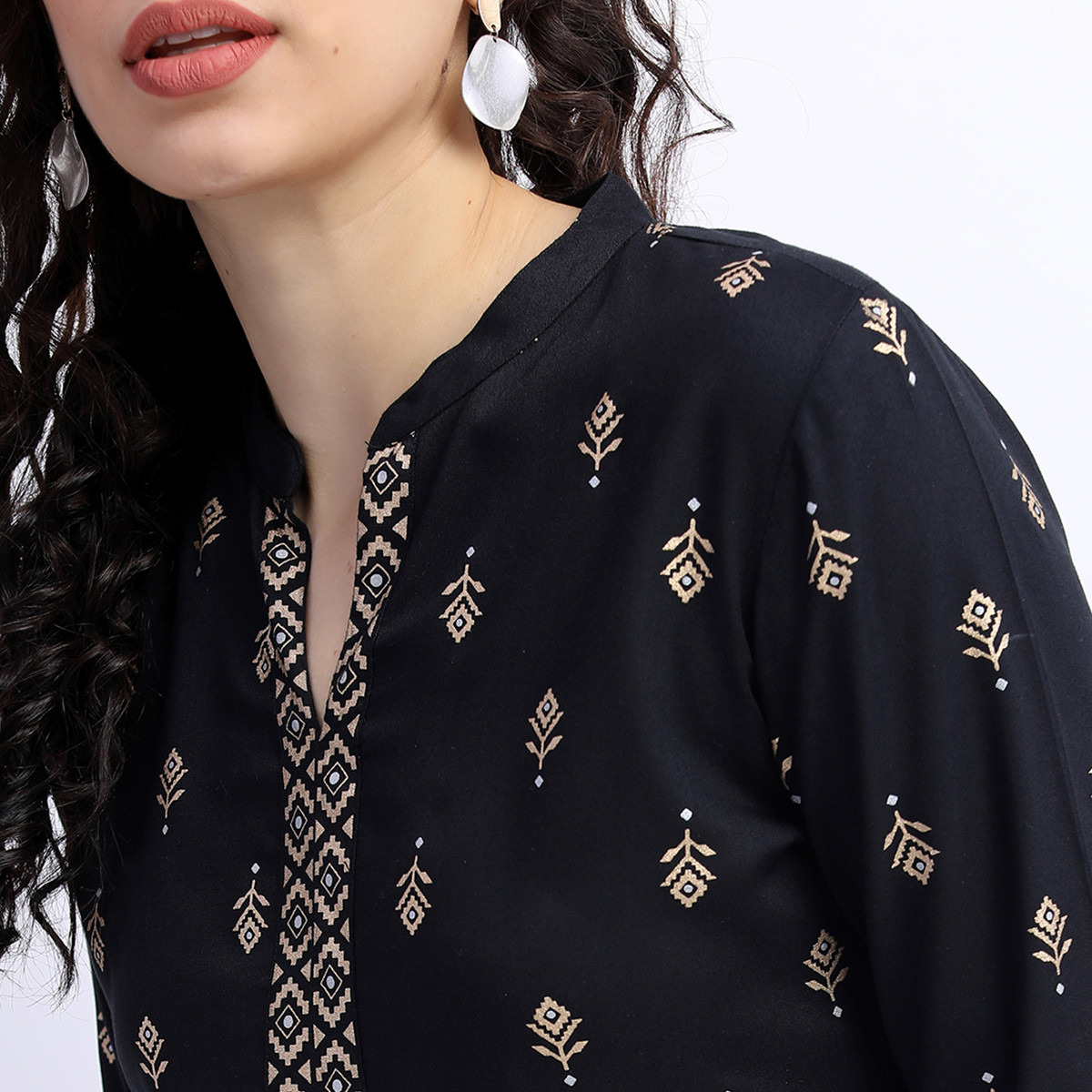 مجموعة من قطعتين كورتا للنساء مطبوعة برقبة ماندارين بلون أزرق مع بالازو حريمي من فيشوده-women-clothing-ethnicwear-salwarsuits-image-4