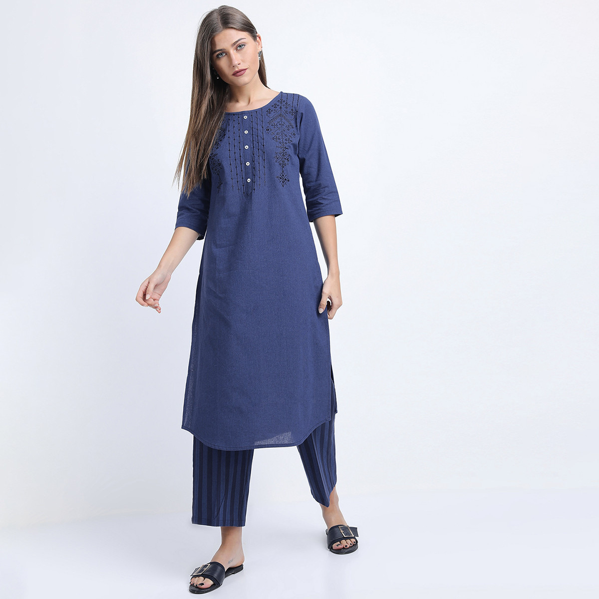 مجموعة من قطعتين كورتا نسائي برقبة مستديرة مصبوغ الغزل الأزرق مع بالازو من فيشوده-women-clothing-ethnicwear-salwarsuits-image-1