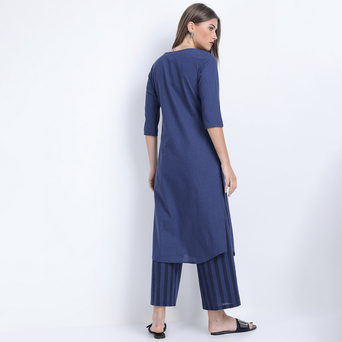 مجموعة من قطعتين كورتا نسائي برقبة مستديرة مصبوغ الغزل الأزرق مع بالازو من فيشوده-women-clothing-ethnicwear-salwarsuits-image-3