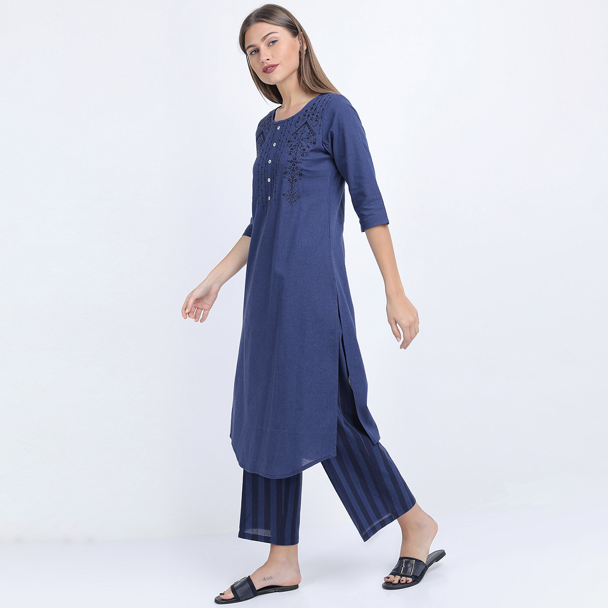 مجموعة من قطعتين كورتا نسائي برقبة مستديرة مصبوغ الغزل الأزرق مع بالازو من فيشوده-women-clothing-ethnicwear-salwarsuits-image-8