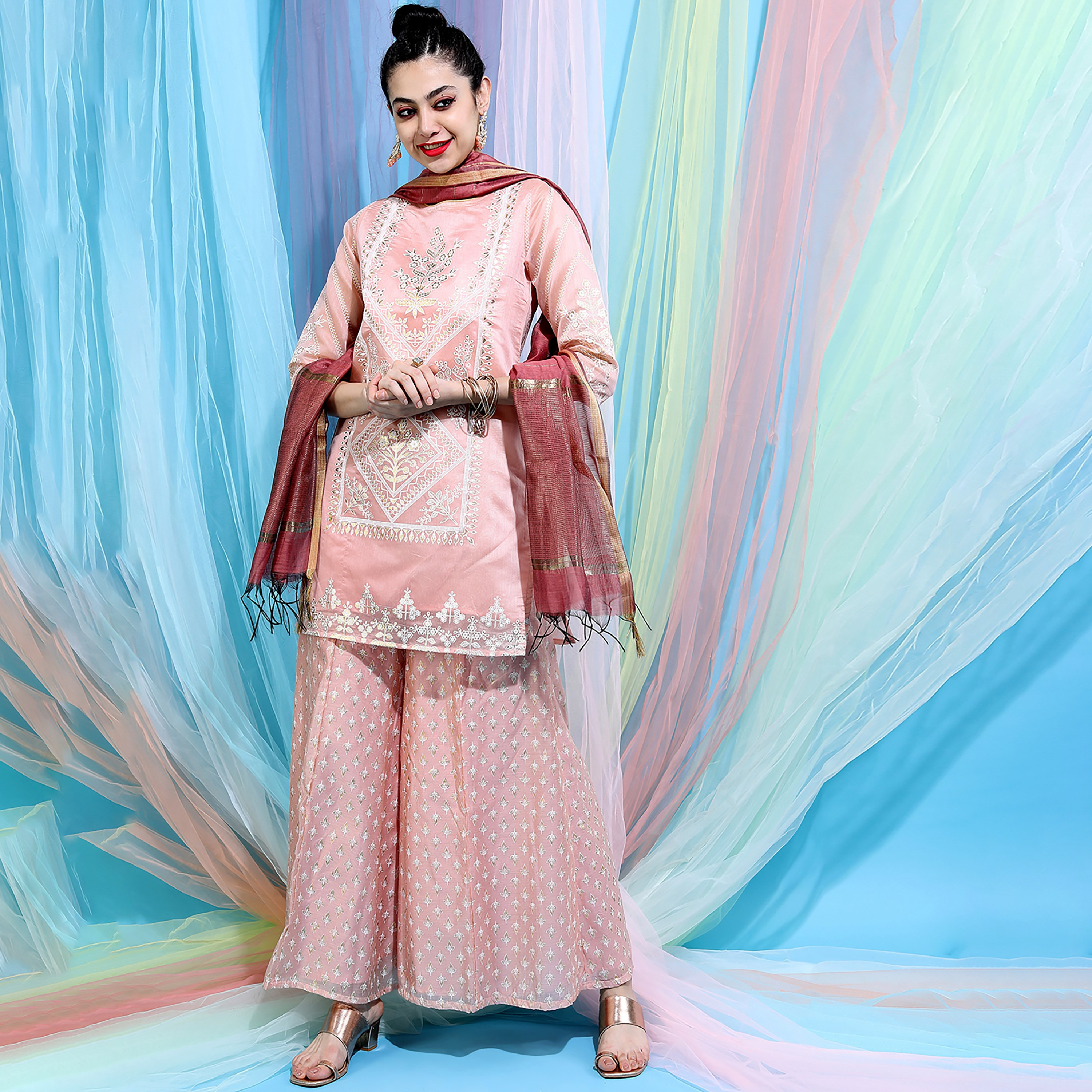 مجموعة من 3 قطعات كورتا برقبة دائرية مطبوعة مع بنطلون بالازو مطبوع ودوباتا من فيشوده -women-clothing-ethnicwear-salwarsuits-image-1