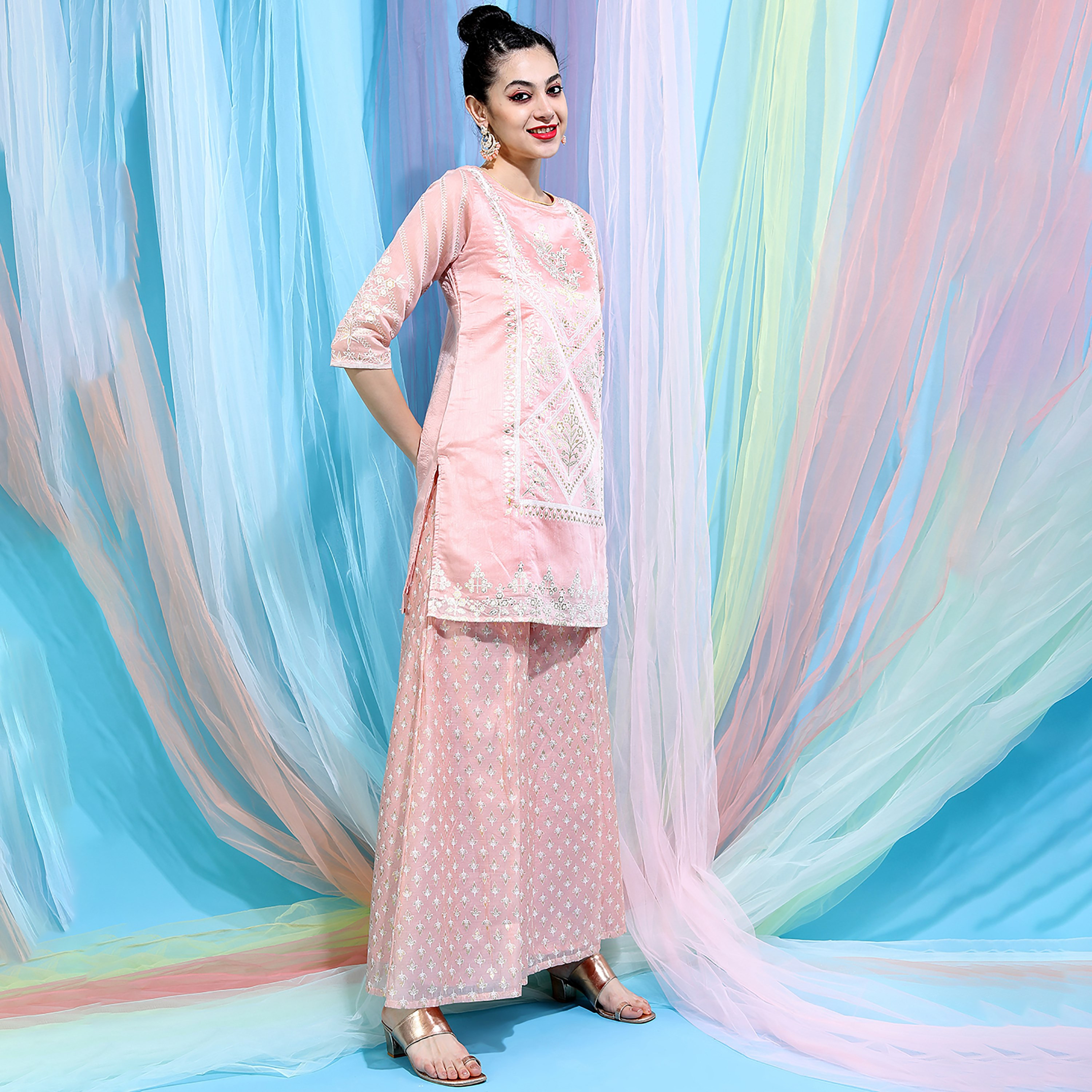 مجموعة من 3 قطعات كورتا برقبة دائرية مطبوعة مع بنطلون بالازو مطبوع ودوباتا من فيشوده -women-clothing-ethnicwear-salwarsuits-image-4