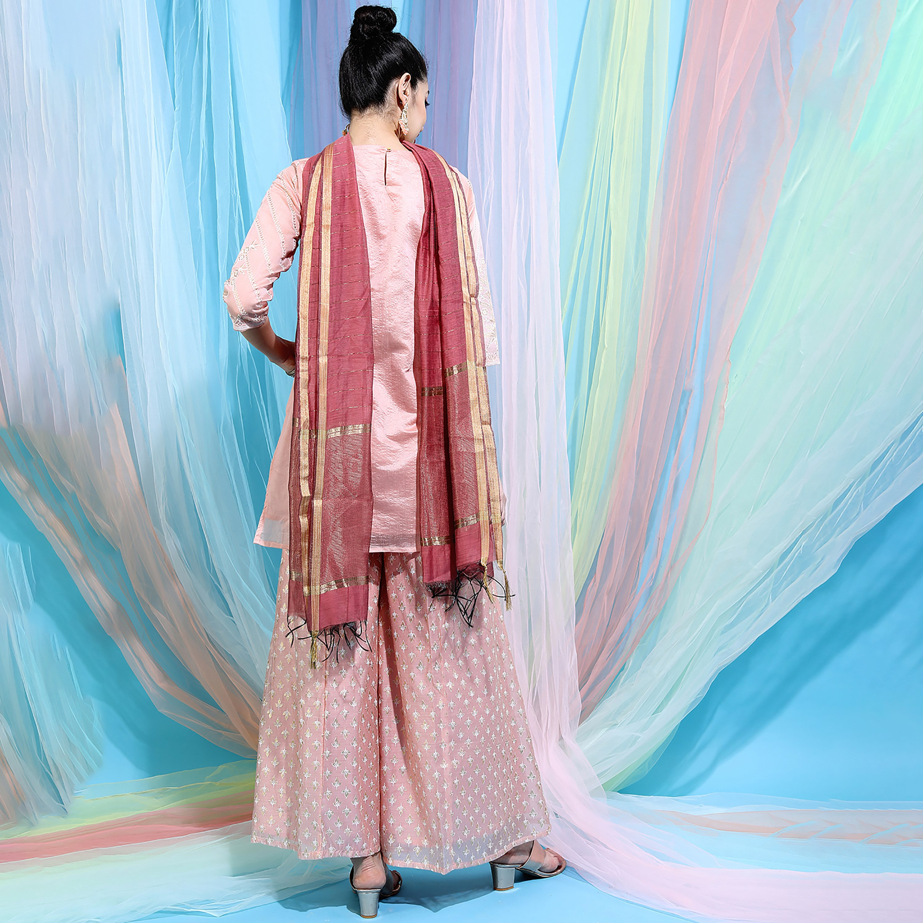 مجموعة من 3 قطعات كورتا برقبة دائرية مطبوعة مع بنطلون بالازو مطبوع ودوباتا من فيشوده -women-clothing-ethnicwear-salwarsuits-image-5