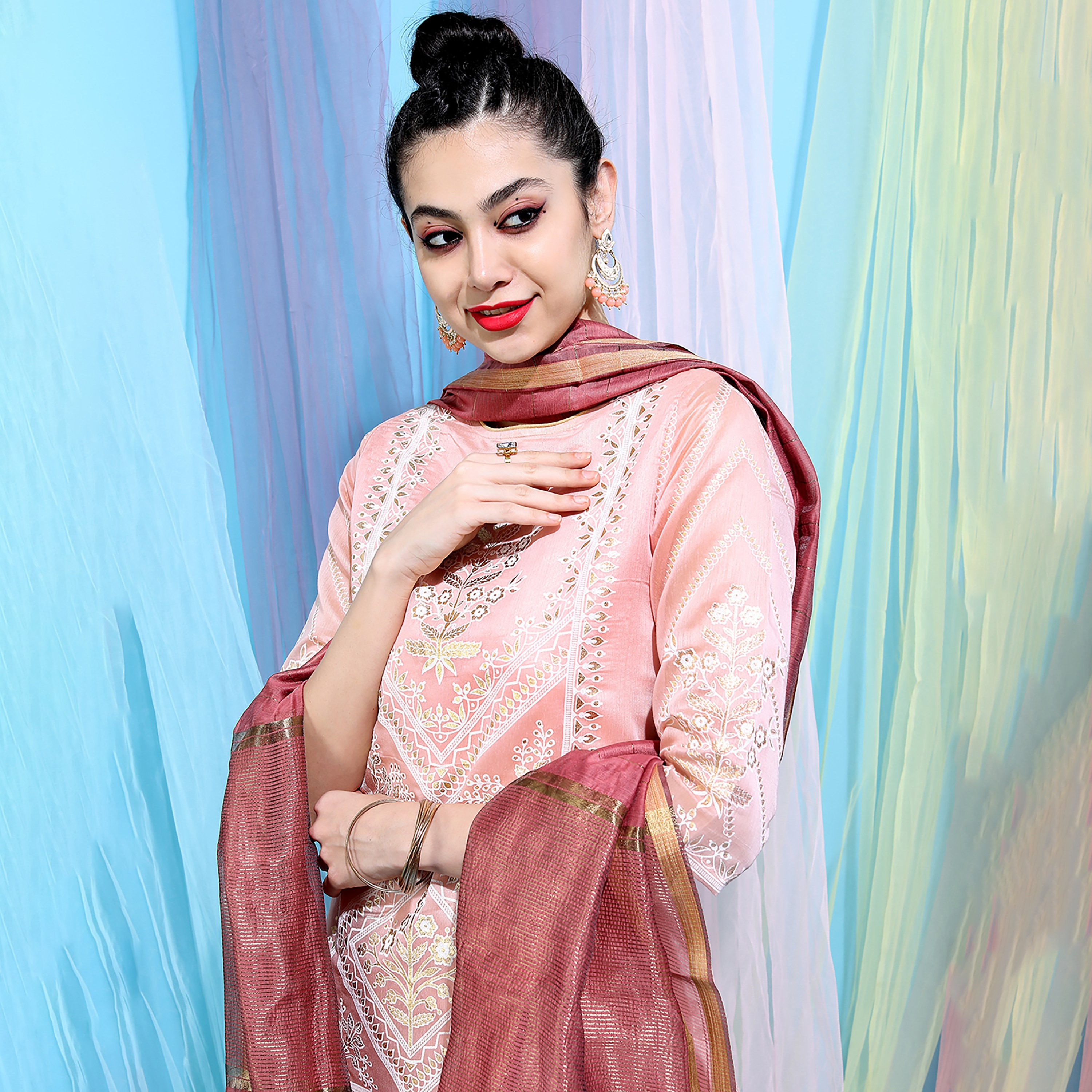 مجموعة من 3 قطعات كورتا برقبة دائرية مطبوعة مع بنطلون بالازو مطبوع ودوباتا من فيشوده -women-clothing-ethnicwear-salwarsuits-image-7
