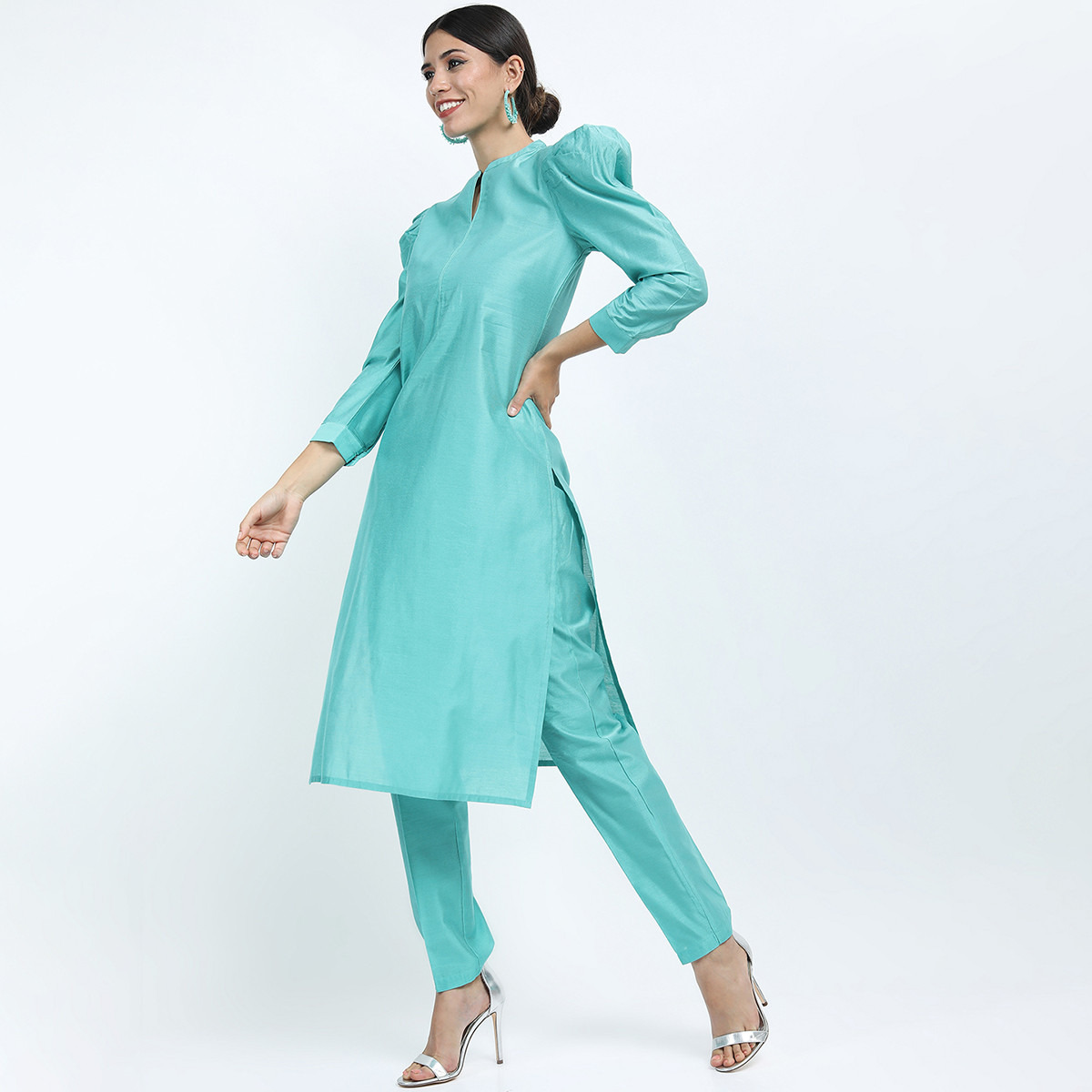 مجموعة من قطعتين كورتا مطبوع وبنطلون مع رقبة ماندارين سادة بلون فيروزي من فيشوده-women-clothing-ethnicwear-salwarsuits-image-2