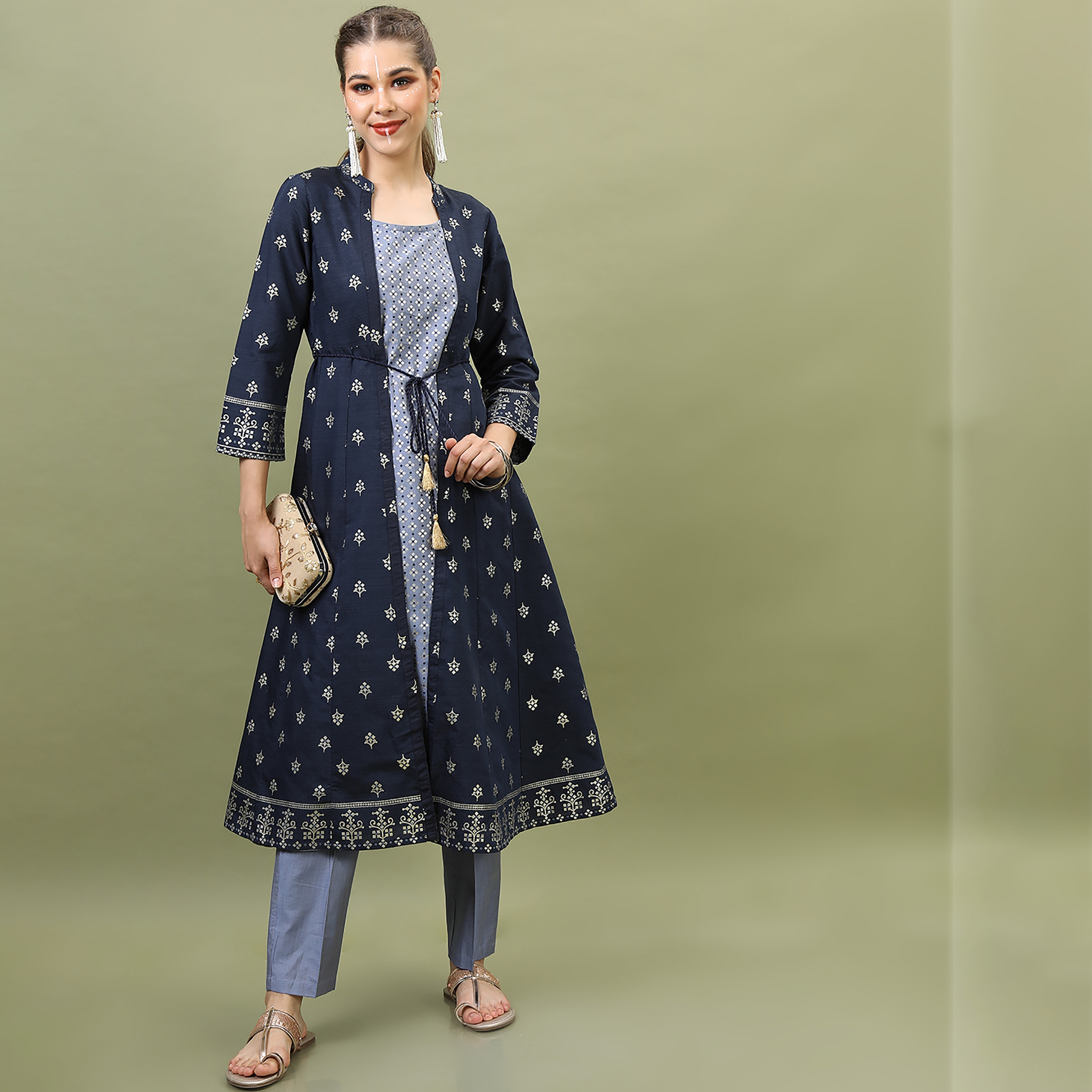 مجموعة من قطعتين كورتا برقبة دائرية مطبوعة مع سروال سادة وجاكيت من فيشوده -women-clothing-ethnicwear-salwarsuits-image-1