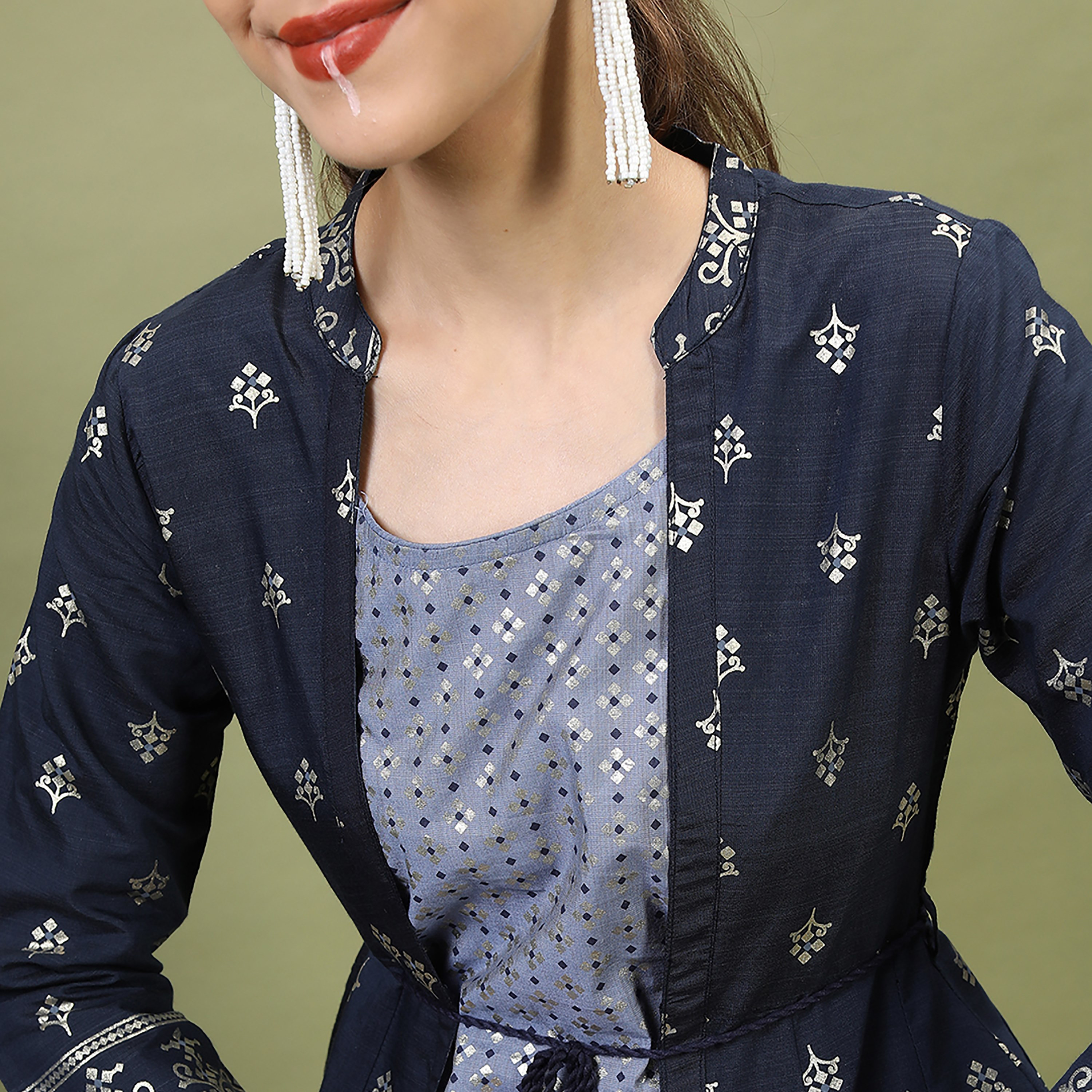 مجموعة من قطعتين كورتا برقبة دائرية مطبوعة مع سروال سادة وجاكيت من فيشوده -women-clothing-ethnicwear-salwarsuits-image-2