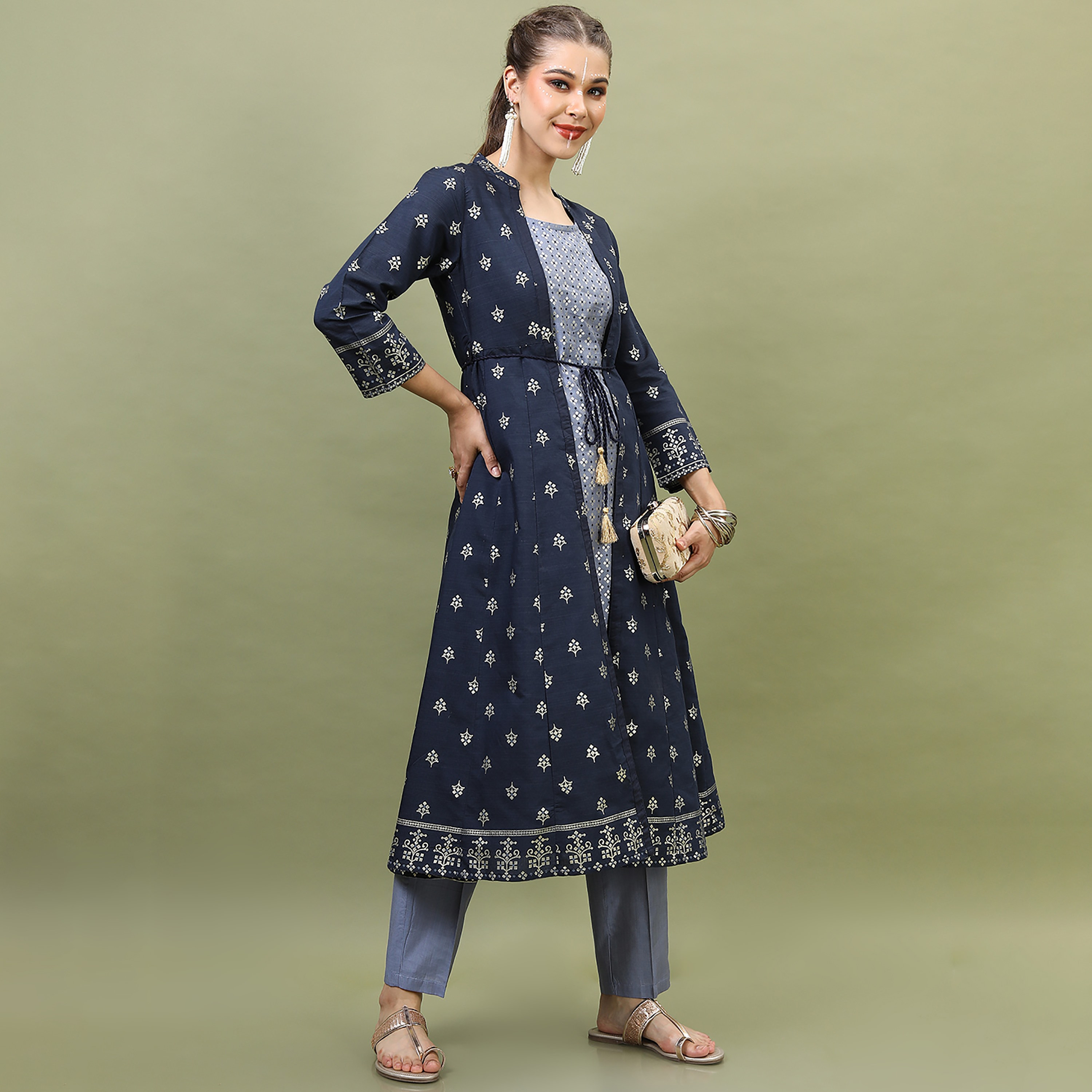 مجموعة من قطعتين كورتا برقبة دائرية مطبوعة مع سروال سادة وجاكيت من فيشوده -women-clothing-ethnicwear-salwarsuits-image-4