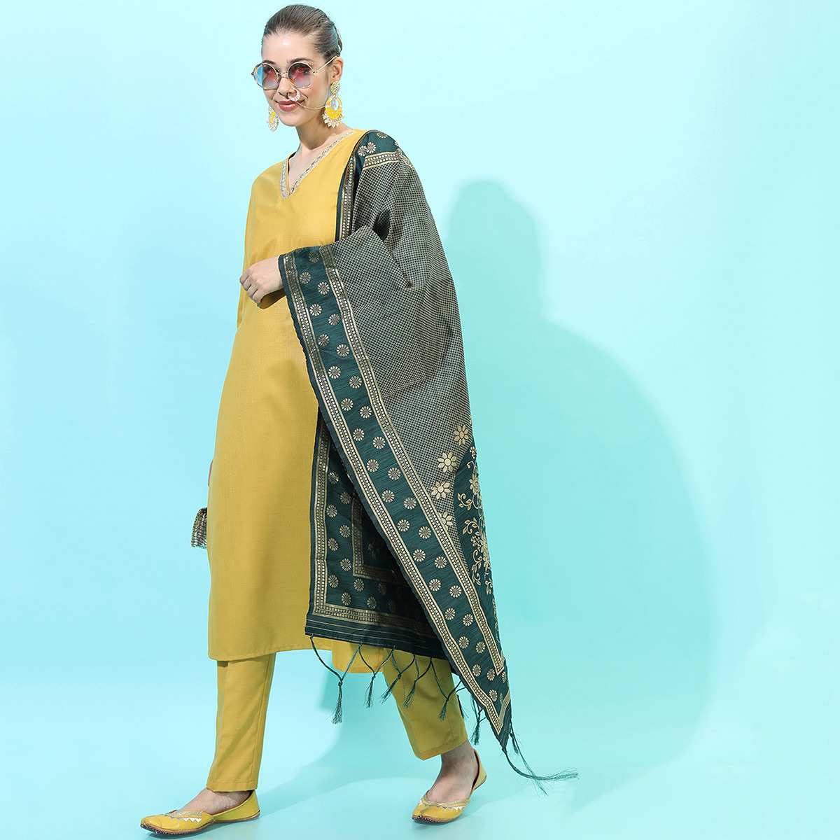 مجموعة من 3 قطعات كورتا مستقيم سادة مع بنطلون بالازو ودوباتا بلون أصفر من فيشوده -women-clothing-ethnicwear-salwarsuits-image-2