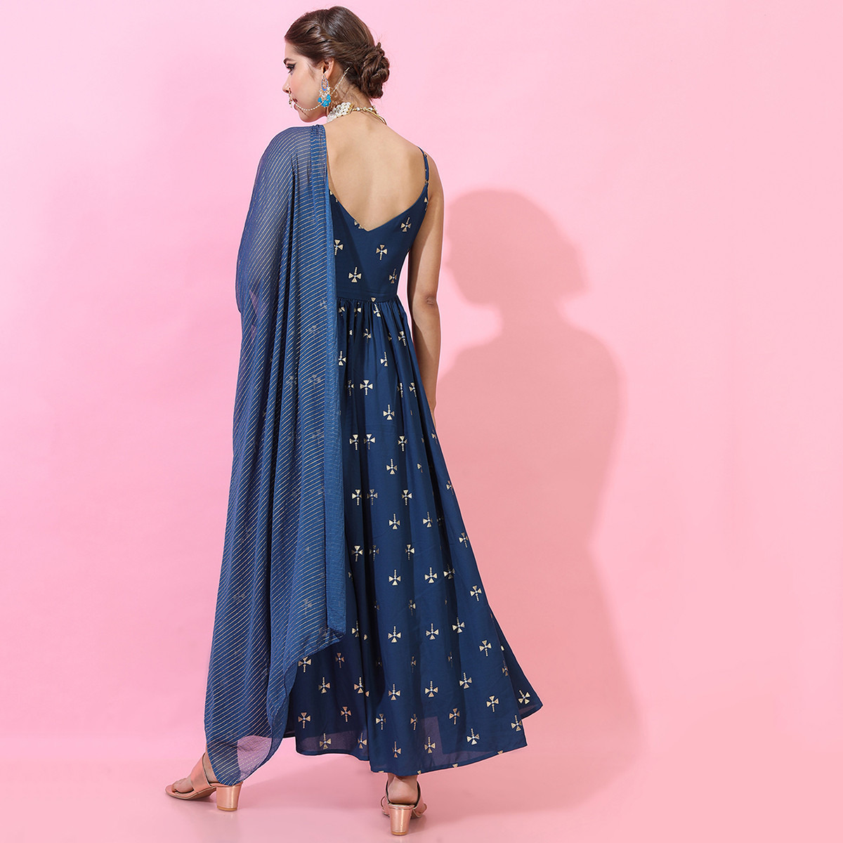 فستان ماكسي مع دوباتا نسائي بحمالة كتف مطبوع مع البط البري من فيشوده-women-clothing-ethnicwear-dresses-image-3