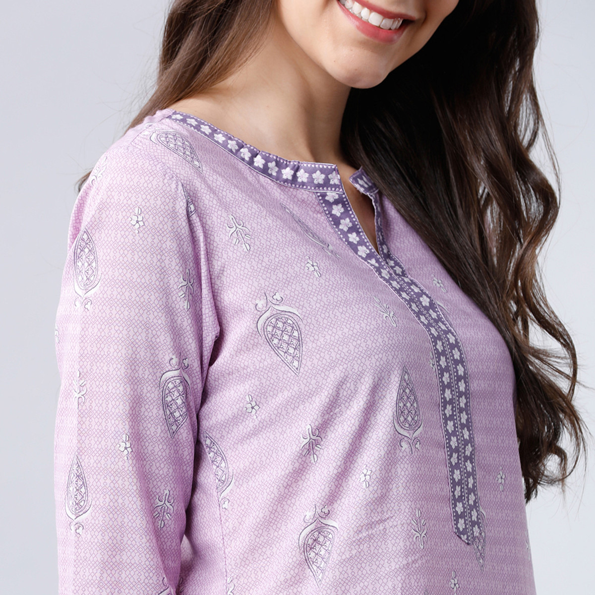 كورتا من فيشوده للنساء مطبوع برقبة محززة من المستقيم مع بنفسجي فاتح-women-clothing-ethnicwear-kurtas-image-4