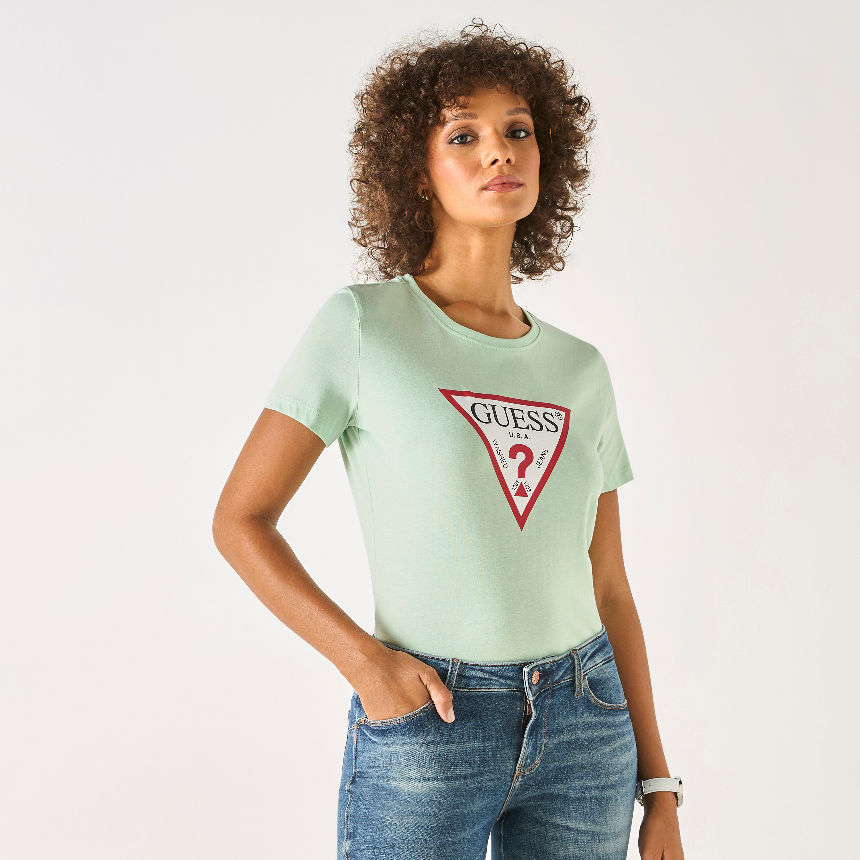 تيشيرت بياقة مستديرة وأكمام قصيرة بطبعات شعار من جيس-women-clothing-tshirts-image-1