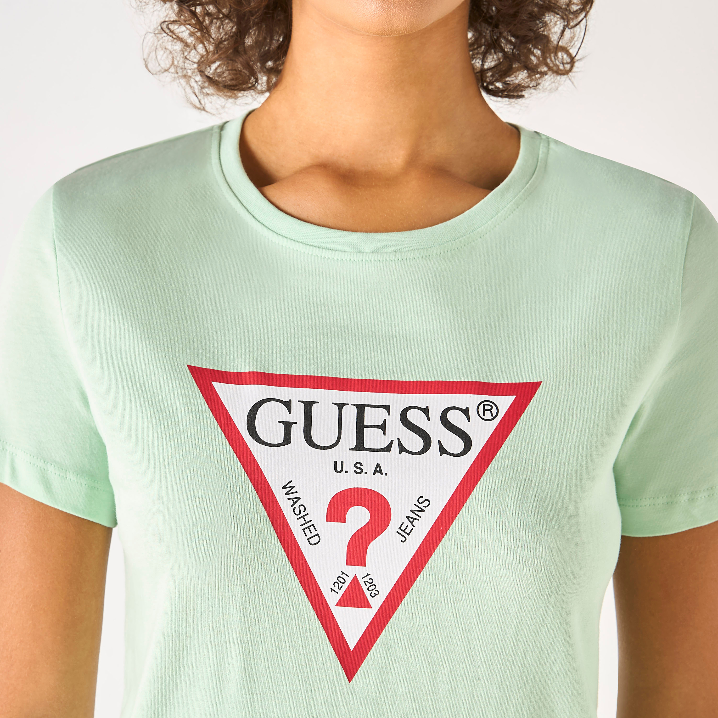 تيشيرت بياقة مستديرة وأكمام قصيرة بطبعات شعار من جيس-women-clothing-tshirts-image-4