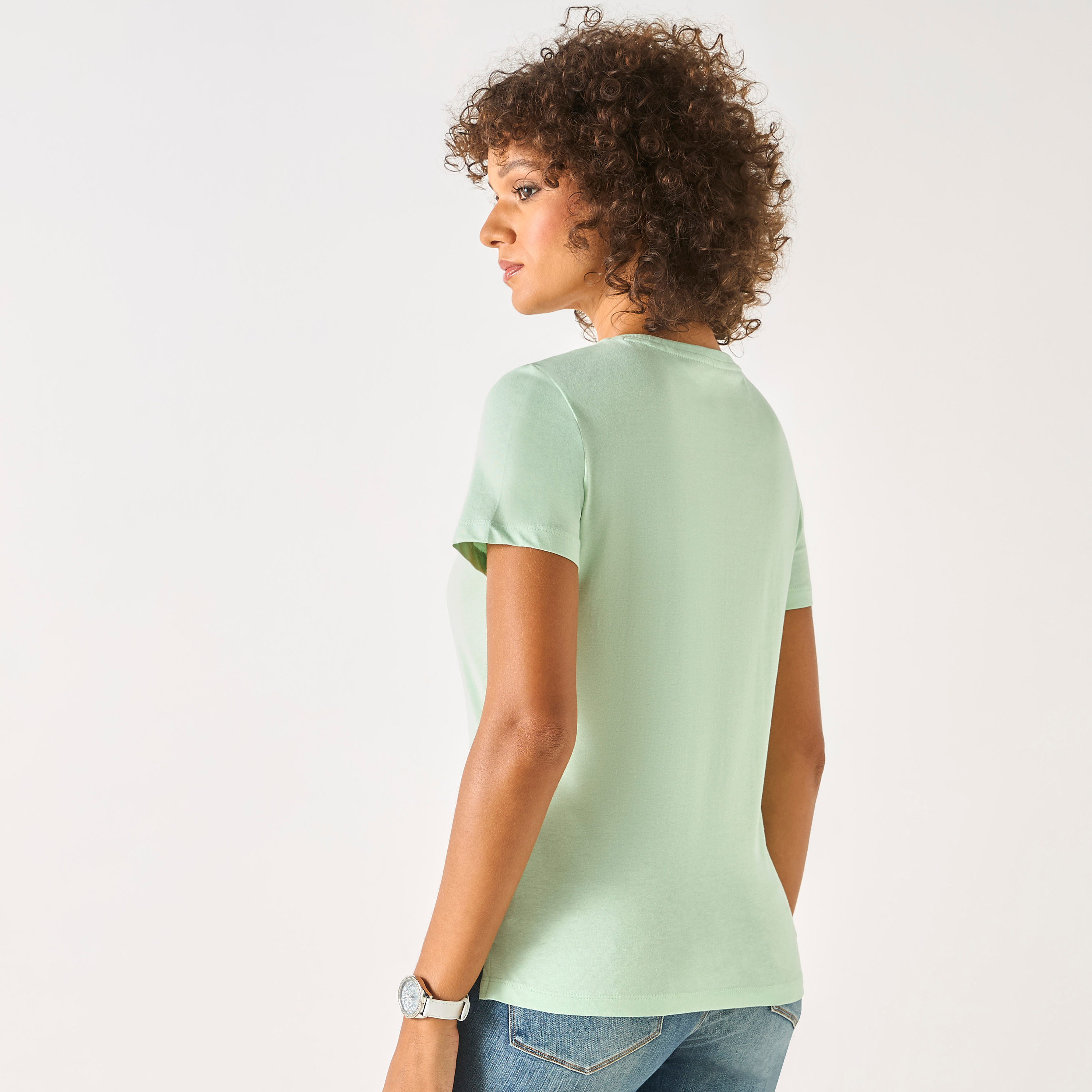 تيشيرت بياقة مستديرة وأكمام قصيرة بطبعات شعار من جيس-women-clothing-tshirts-image-5