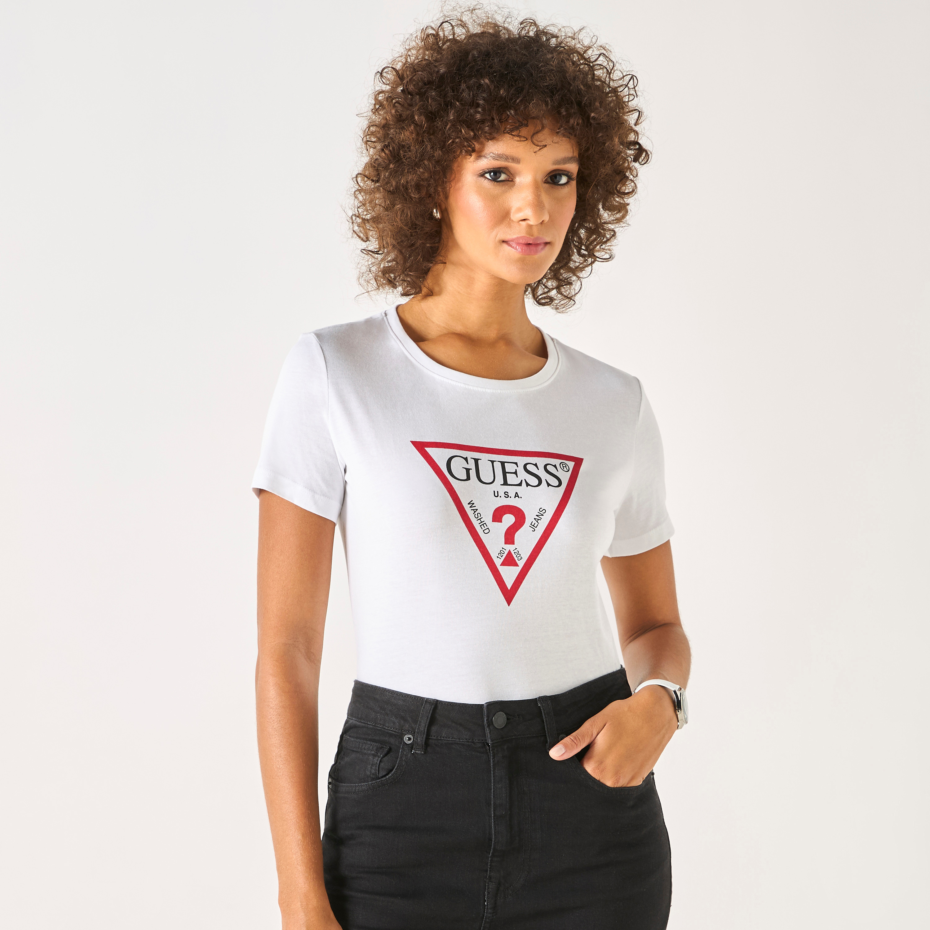 تيشيرت بياقة مستديرة وأكمام قصيرة وطبعات شعار من جيس-women-clothing-tshirts-image-1