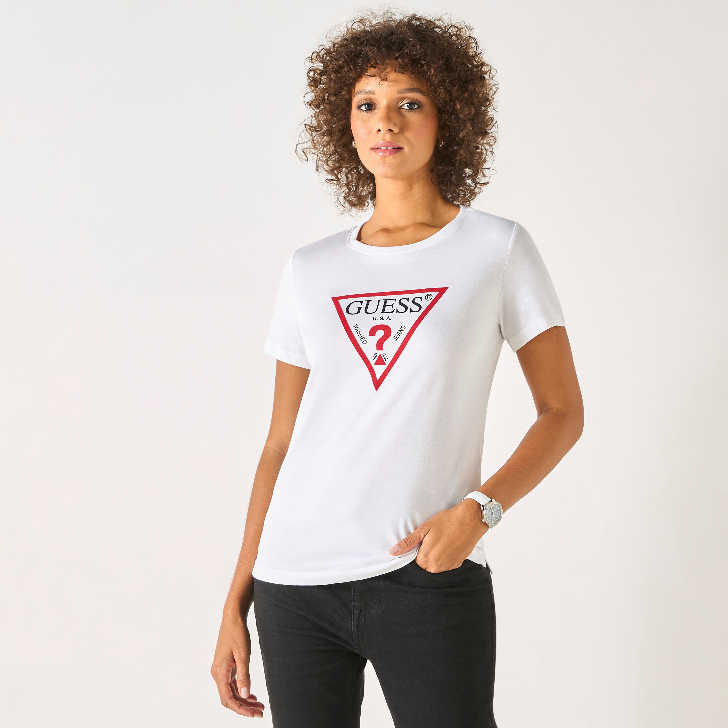 تيشيرت بياقة مستديرة وأكمام قصيرة وطبعات شعار من جيس-women-clothing-tshirts-image-3