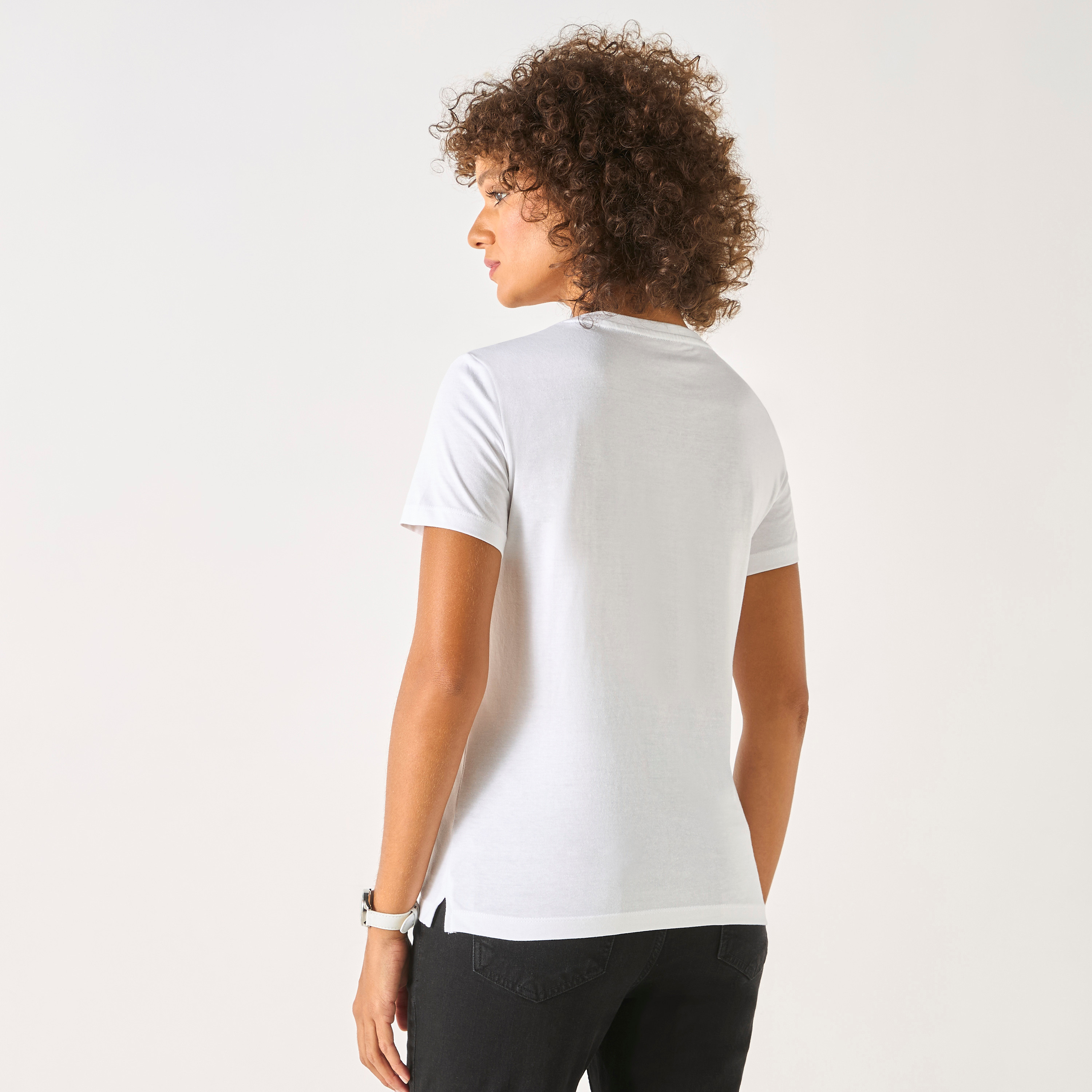 تيشيرت بياقة مستديرة وأكمام قصيرة وطبعات شعار من جيس-women-clothing-tshirts-image-5